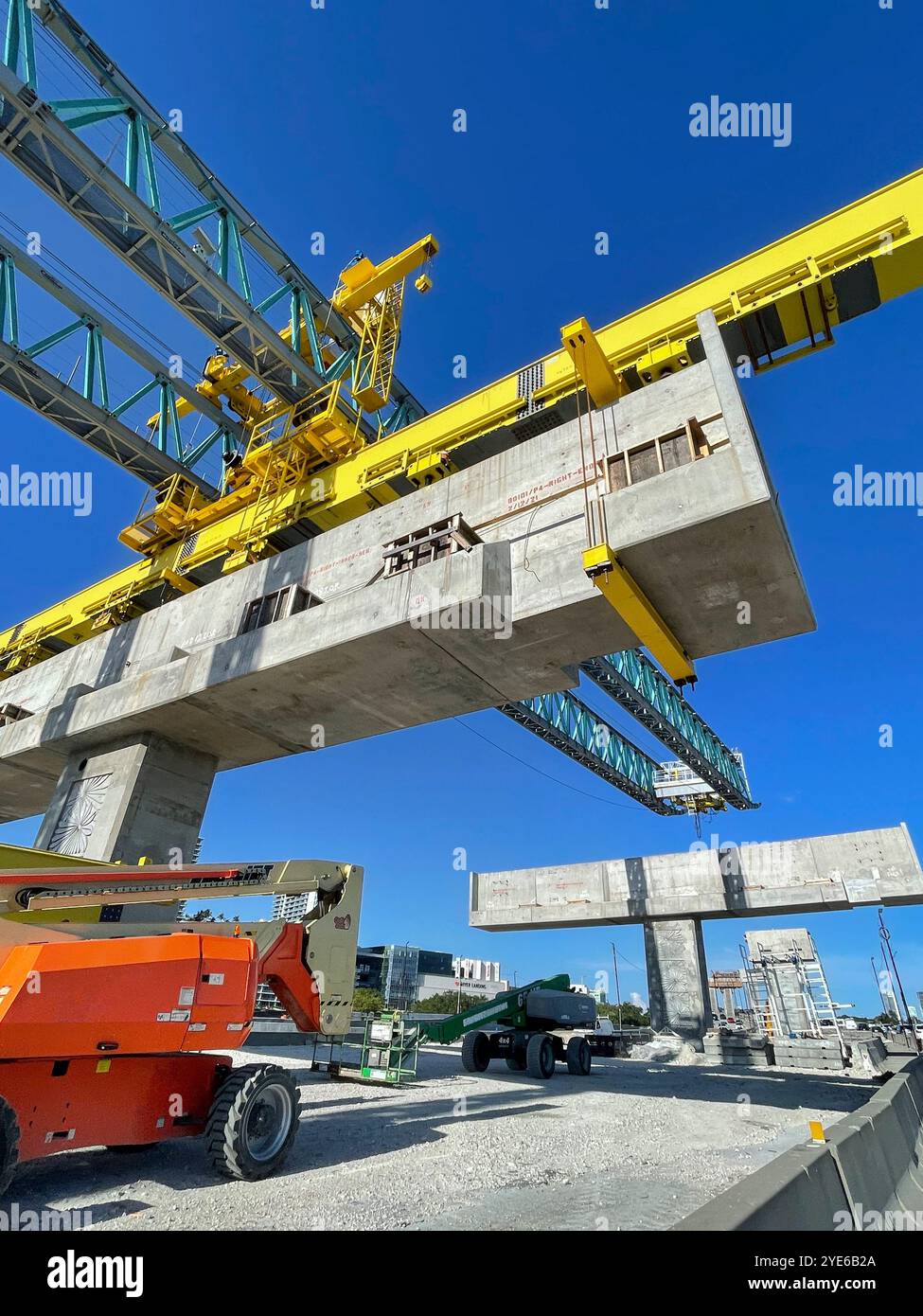 Construction d'un passage supérieur sur l'autoroute 836 à Miami, Floride, États-Unis - Image de stock capturée avec un smartphone