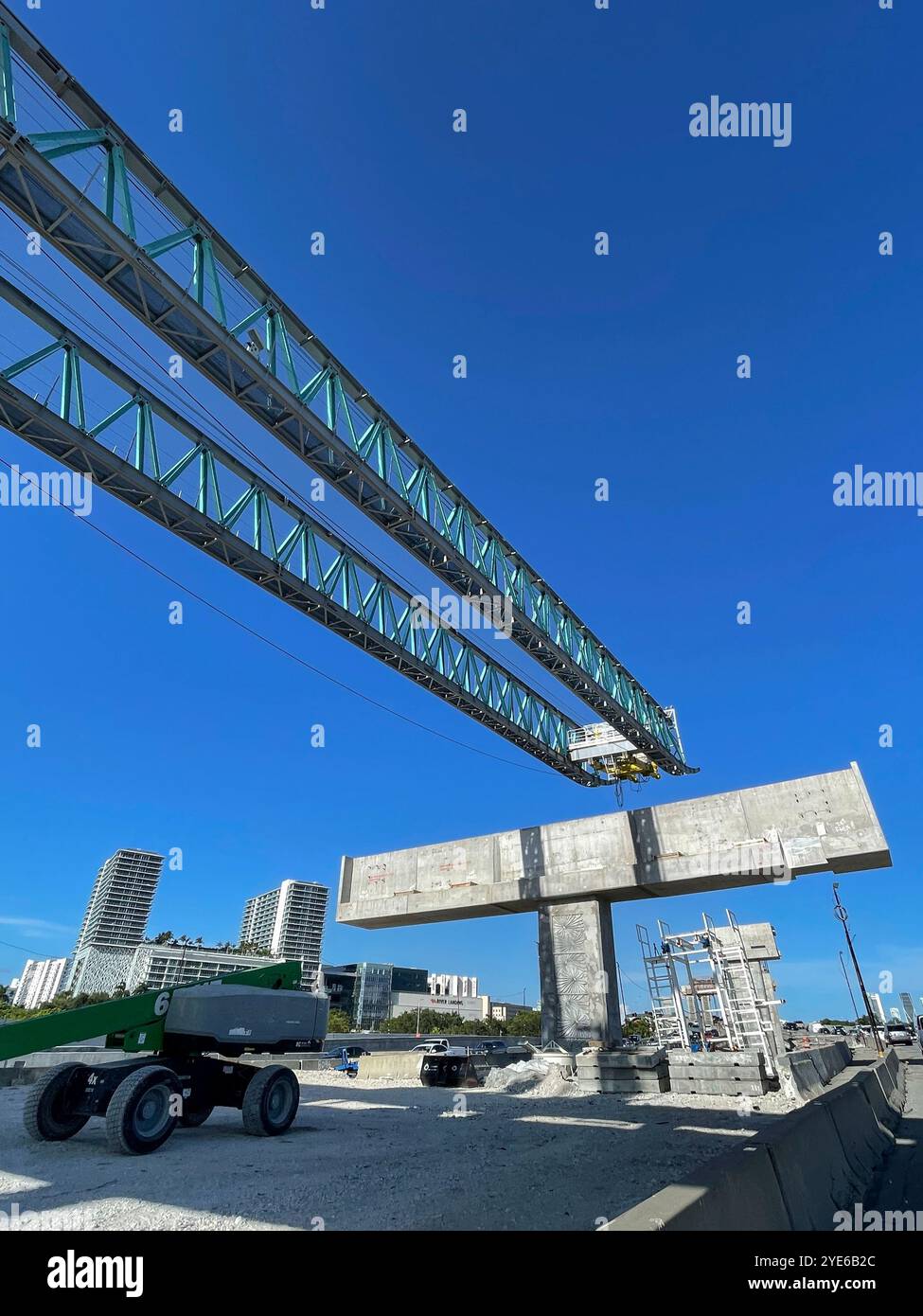 Construction d'un passage supérieur sur l'autoroute 836 à Miami, Floride, États-Unis - Image de stock capturée avec un smartphone