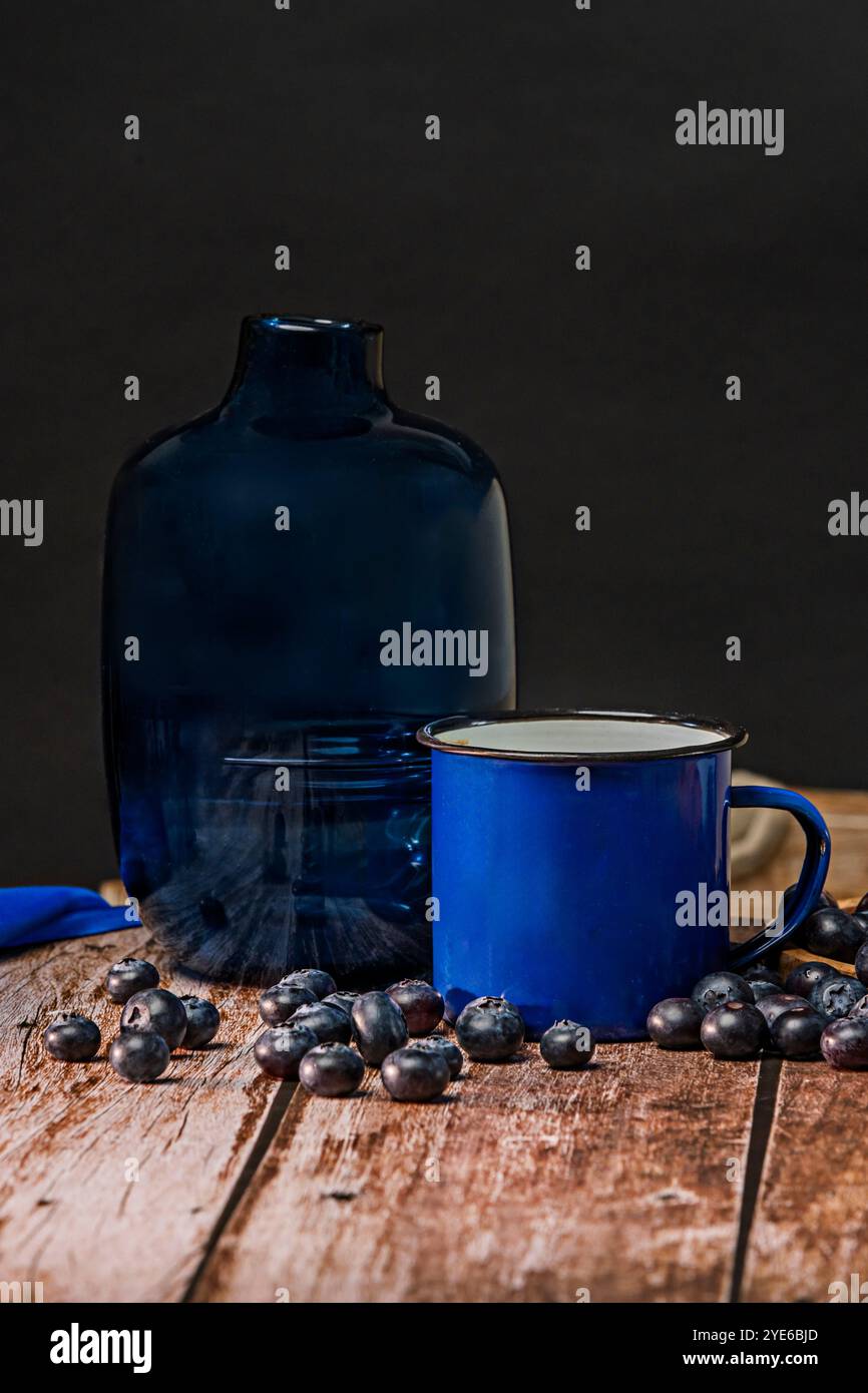 Les bleuets sont riches en minéraux tels que le manganèse, qui contribue à la formation osseuse et au métabolisme énergétique Banque D'Images