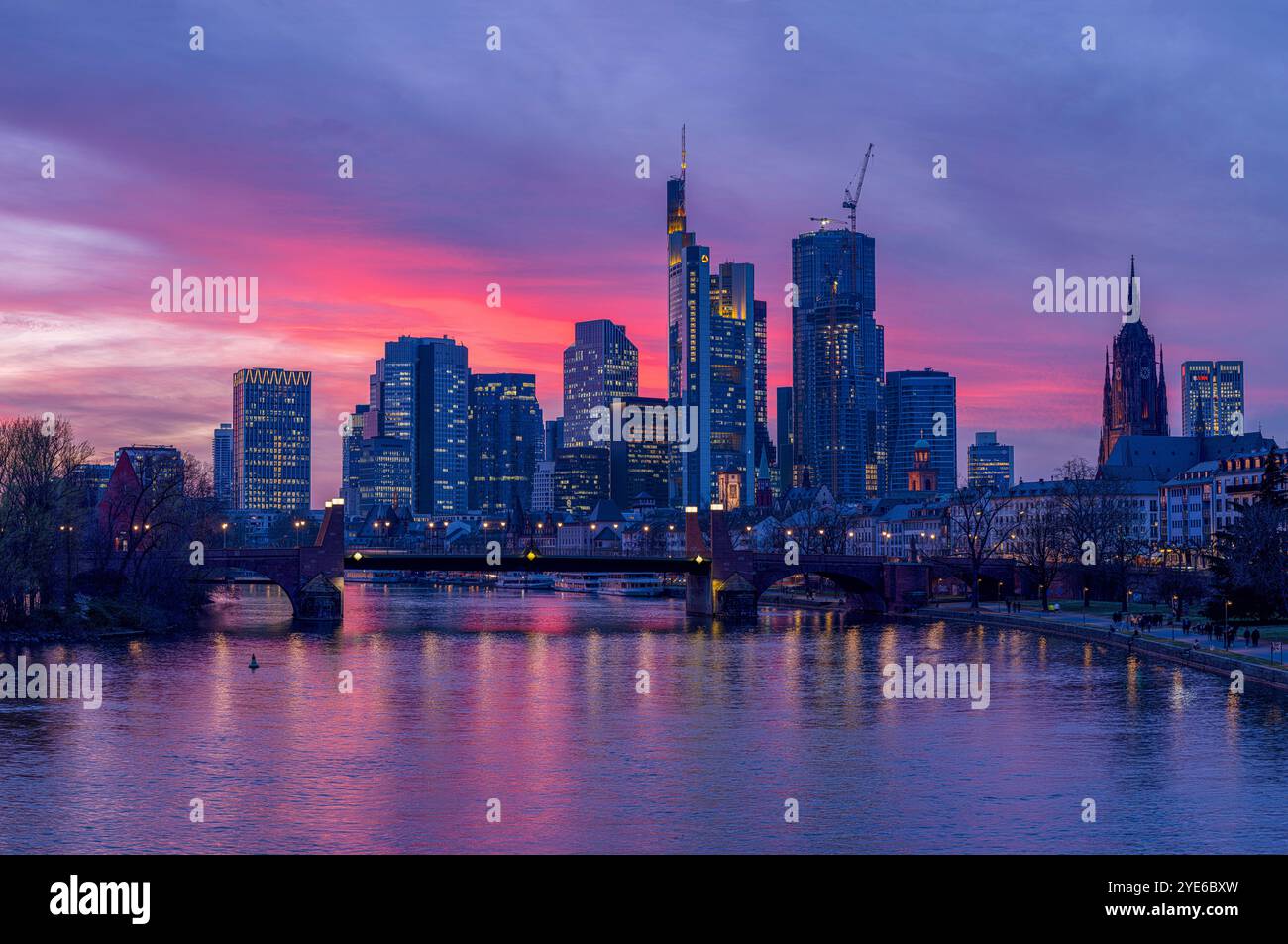 Horizon de Francfort, quartier financier sur le main et cathédrale de Francfort au coucher du soleil, Allemagne, Hesse, Francfort-sur-le-main Banque D'Images