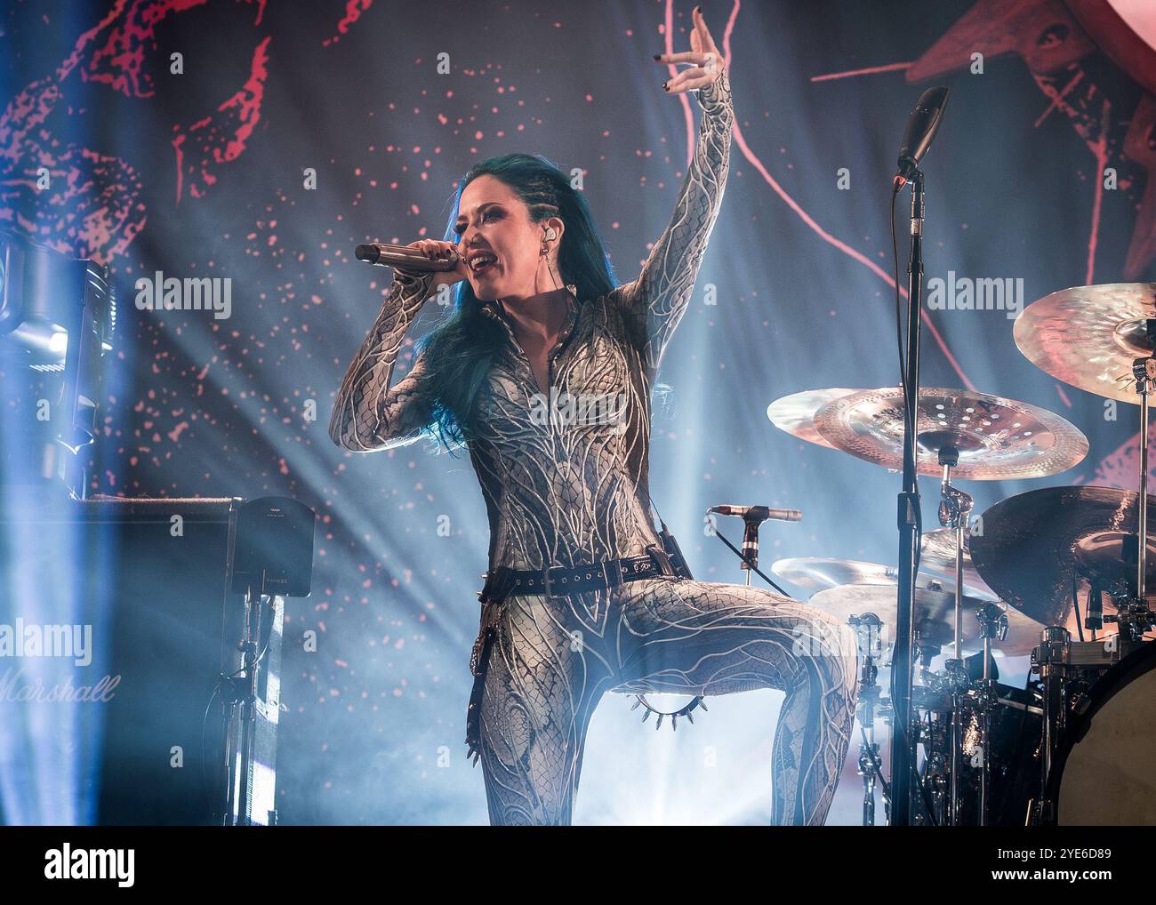 Alissa White-Gluz d'Arch Enemy jouant en direct en octobre 2024 Banque D'Images