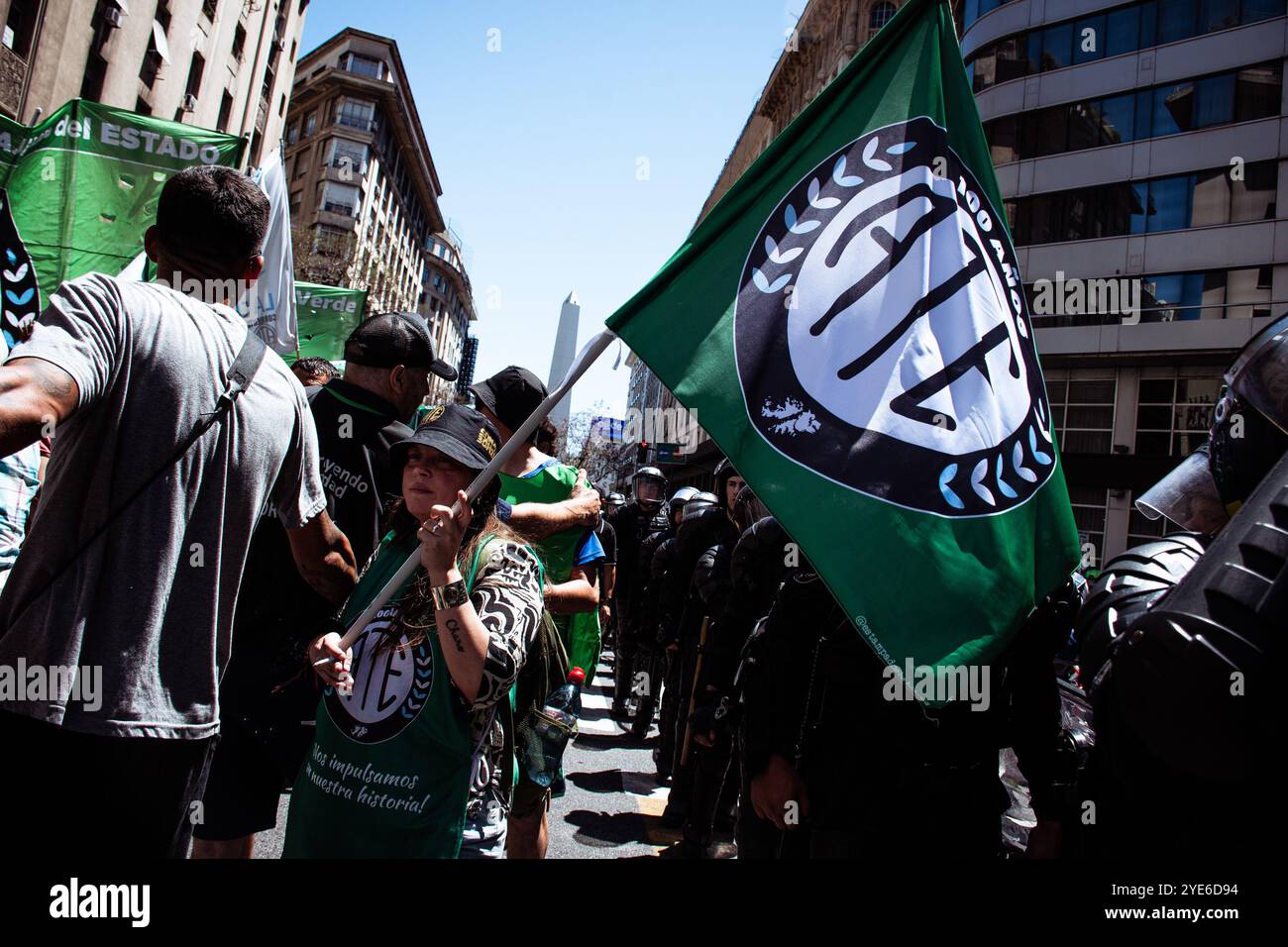 Buenos Aires, Argentine. 29 octobre 2024. Un manifestant tient le drapeau ATE pendant la manifestation. L'Association des travailleurs de l'État (ATE) a entamé une grève nationale de 36 heures avec une participation de plus de 90% dans l'administration publique, exigeant la réouverture des négociations salariales. Une grande marche de manifestation a eu lieu de l'Obélisque au ministère de la déréglementation et de la transformation de l'État, dirigé par Federico Sturzenegger. Crédit : SOPA images Limited/Alamy Live News Banque D'Images