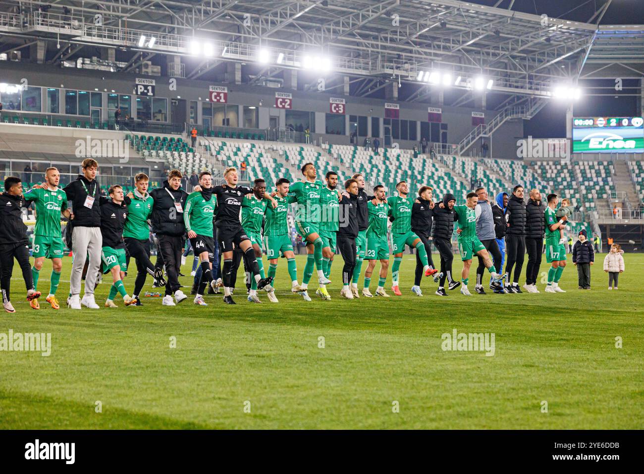 Radom, Pologne. 21 octobre 2024. Équipe de Radomiak vu en action lors du match PKO BP Ekstraklasa entre les équipes de Radomiak Radom et Puszcza Niepolomice au Stadion Miejski im. Braci Czachorow. (Photo de Maciej Rogowski/SOPA images/Sipa USA) crédit : Sipa USA/Alamy Live News Banque D'Images