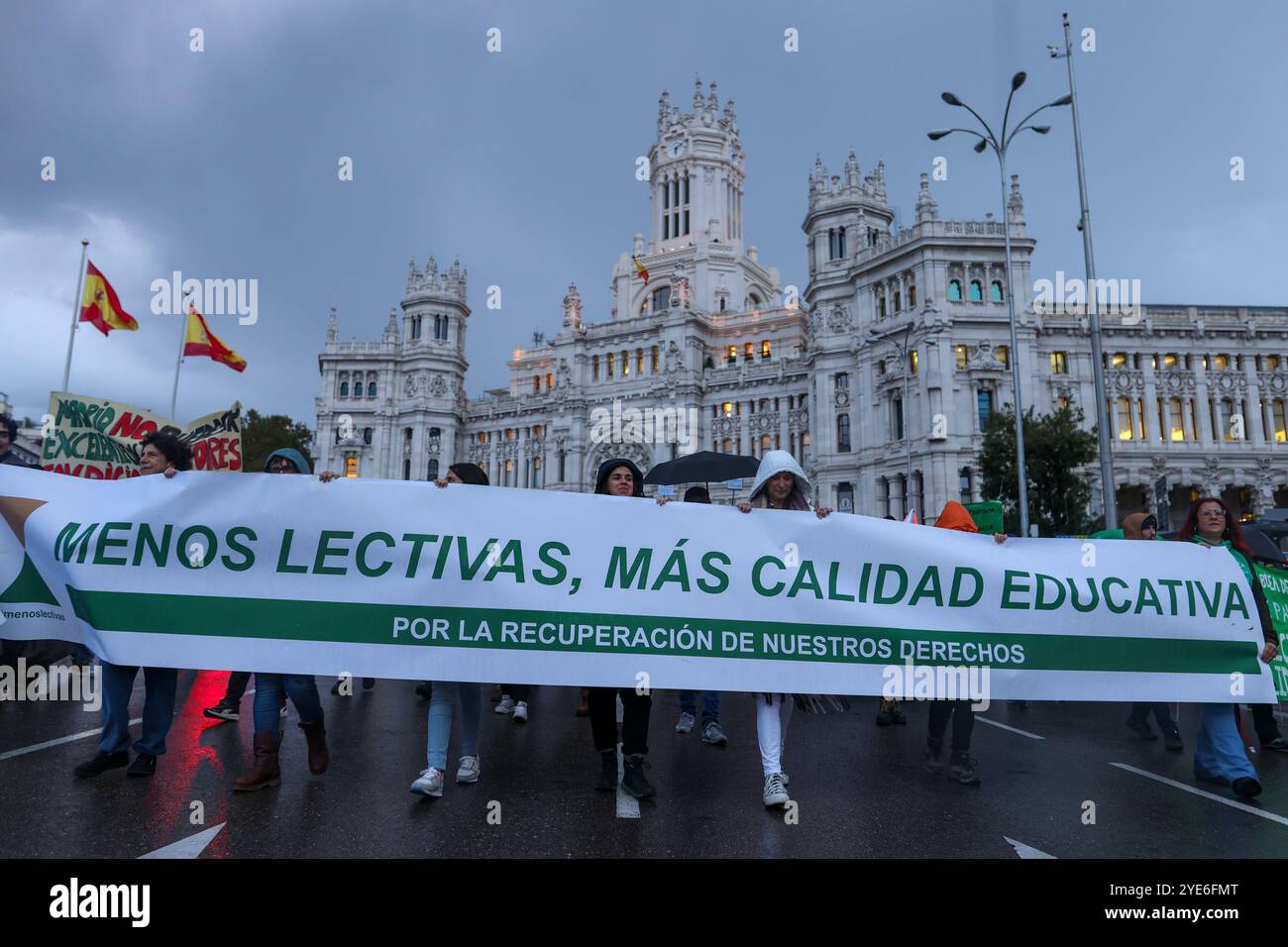 Madrid, Espagne. 29 octobre 2024. Les manifestants tiennent une banderole exprimant leur opinion lors d'une manifestation pour l'éducation publique. Selon les estimations de la délégation gouvernementale, quelque 8 000 enseignants ont manifesté cet après-midi à Madrid pour exiger une réduction des heures d'enseignement et des ratios, ainsi que la possibilité de choisir librement entre des heures de travail fractionnées ou continues, en plus de l'égalité de rémunération avec les autres régions. (Crédit image : © David Canales/SOPA images via ZUMA Press Wire) USAGE ÉDITORIAL SEULEMENT ! Non destiné à UN USAGE commercial ! Banque D'Images