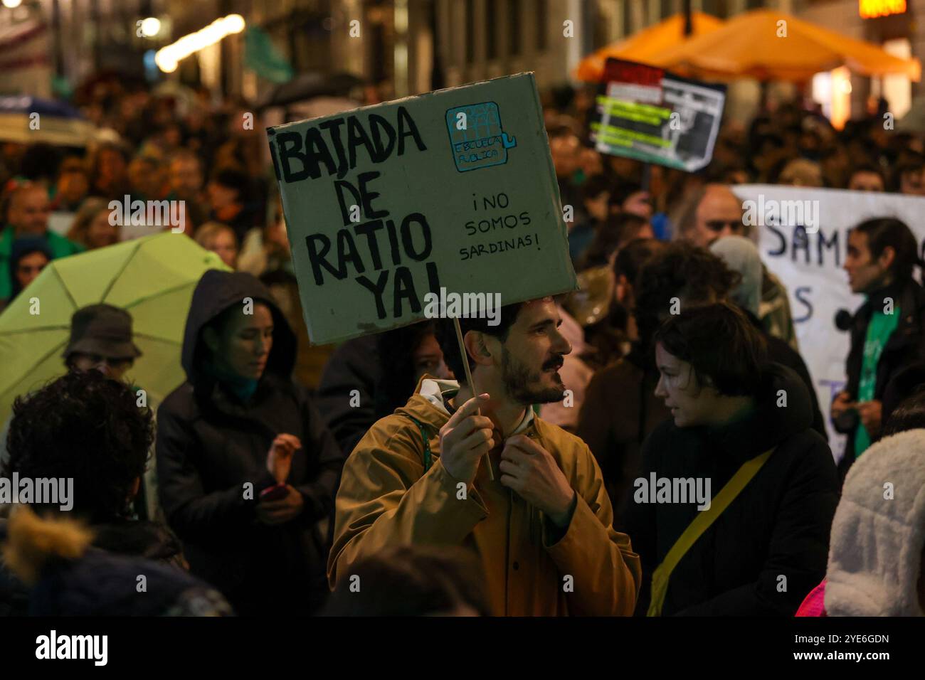 Madrid, Espagne. 29 octobre 2024. Un manifestant tient une pancarte exprimant son opinion lors de la manifestation pour l'éducation publique. Selon les estimations de la délégation gouvernementale, quelque 8 000 enseignants ont manifesté cet après-midi à Madrid pour exiger une réduction des heures d'enseignement et des ratios, ainsi que la possibilité de choisir librement entre des heures de travail fractionnées ou continues, en plus de l'égalité de rémunération avec les autres régions. (Crédit image : © David Canales/SOPA images via ZUMA Press Wire) USAGE ÉDITORIAL SEULEMENT ! Non destiné à UN USAGE commercial ! Banque D'Images