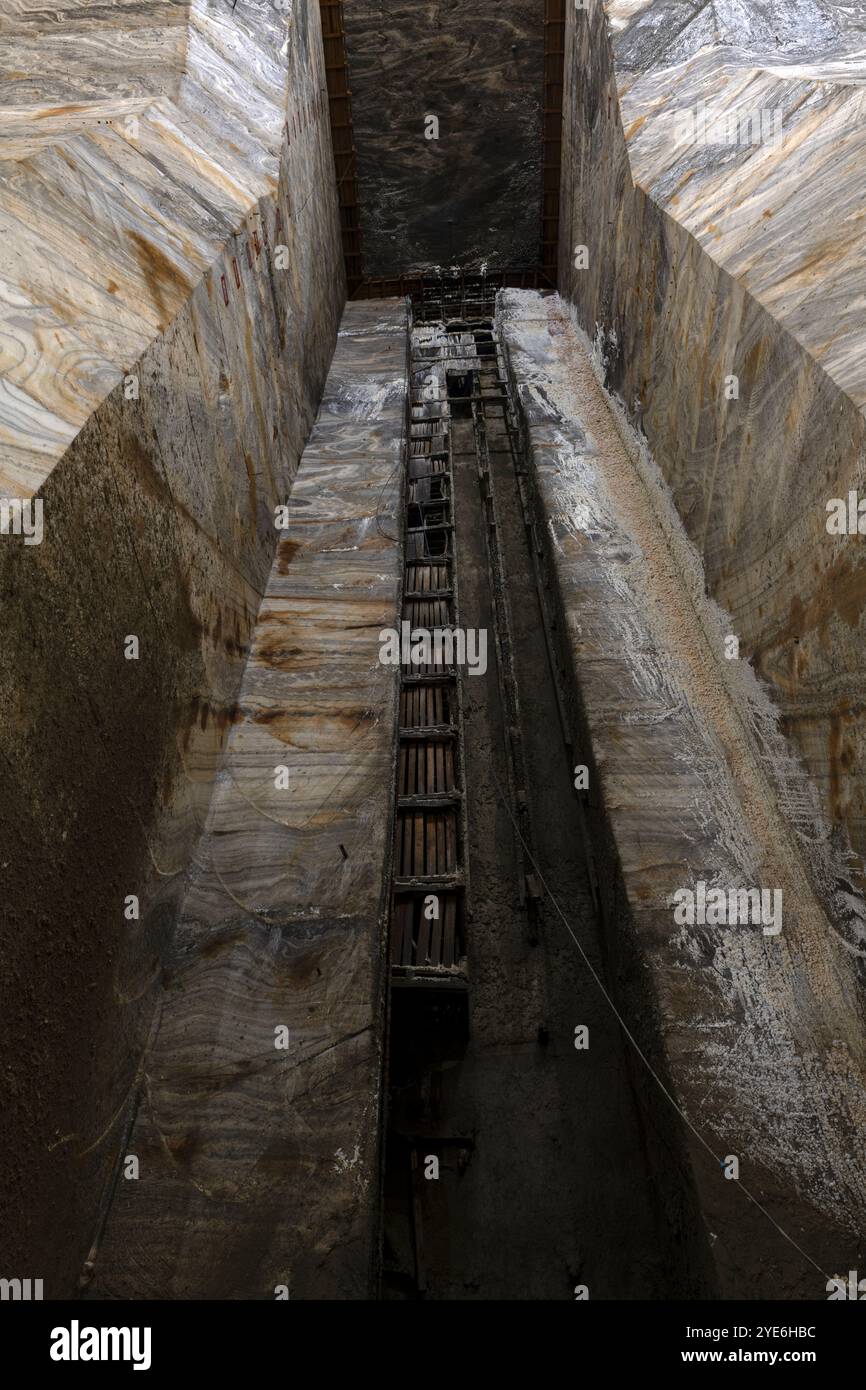 Vue de la maison abandonnée principale de l'ascenseur ou puits utilisé pour transporter les ouvriers à Slanic Prahova, Roumanie. Attraction touristique. Banque D'Images