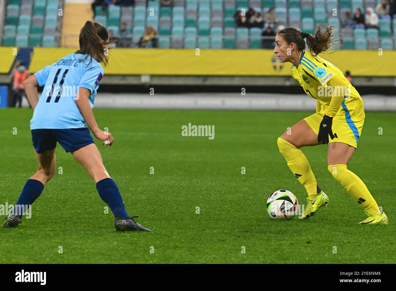 Gothenburg, Suède. 29 octobre 2024. Gamla Ullevi, Gothenburg, Suède, 29 octobre 2024 : Rosa Kafaji (7 Suède) et Charlotte Schmit (11 Luxembourg) dans le match des qualifications européennes féminines le 29 octobre 2024 entre la Suède et le Luxembourg à Gamla Ullevi à Gothenburg, Suède (Peter Sonander/SPP) crédit : SPP Sport Press photo. /Alamy Live News Banque D'Images