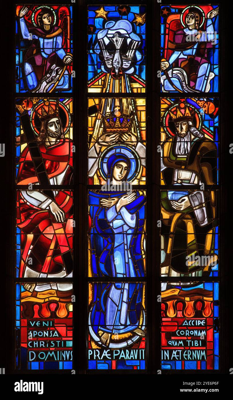 Vitraux représentant l'Assomption et le couronnement de la Vierge Marie. Notre-Dame de Luxembourg (Cathédrale notre-Dame de Luxembourg). Banque D'Images