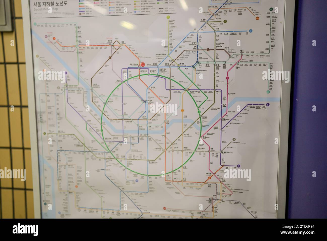 Carte du métro avec un cercle vert au centre, étiqueté comme un «arrêt de bus». La carte montre les différents itinéraires et arrêts du système de métro, y compris le Banque D'Images