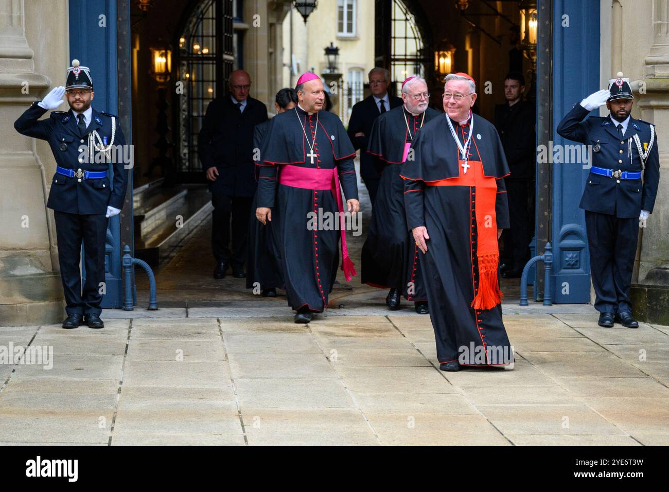 Le cardinal Jean-Claude Hollerich, l'archevêque Paul Gallagher et d'autres ecclésiastiques quittent le palais grand-ducal lors de la visite du pape François. Banque D'Images