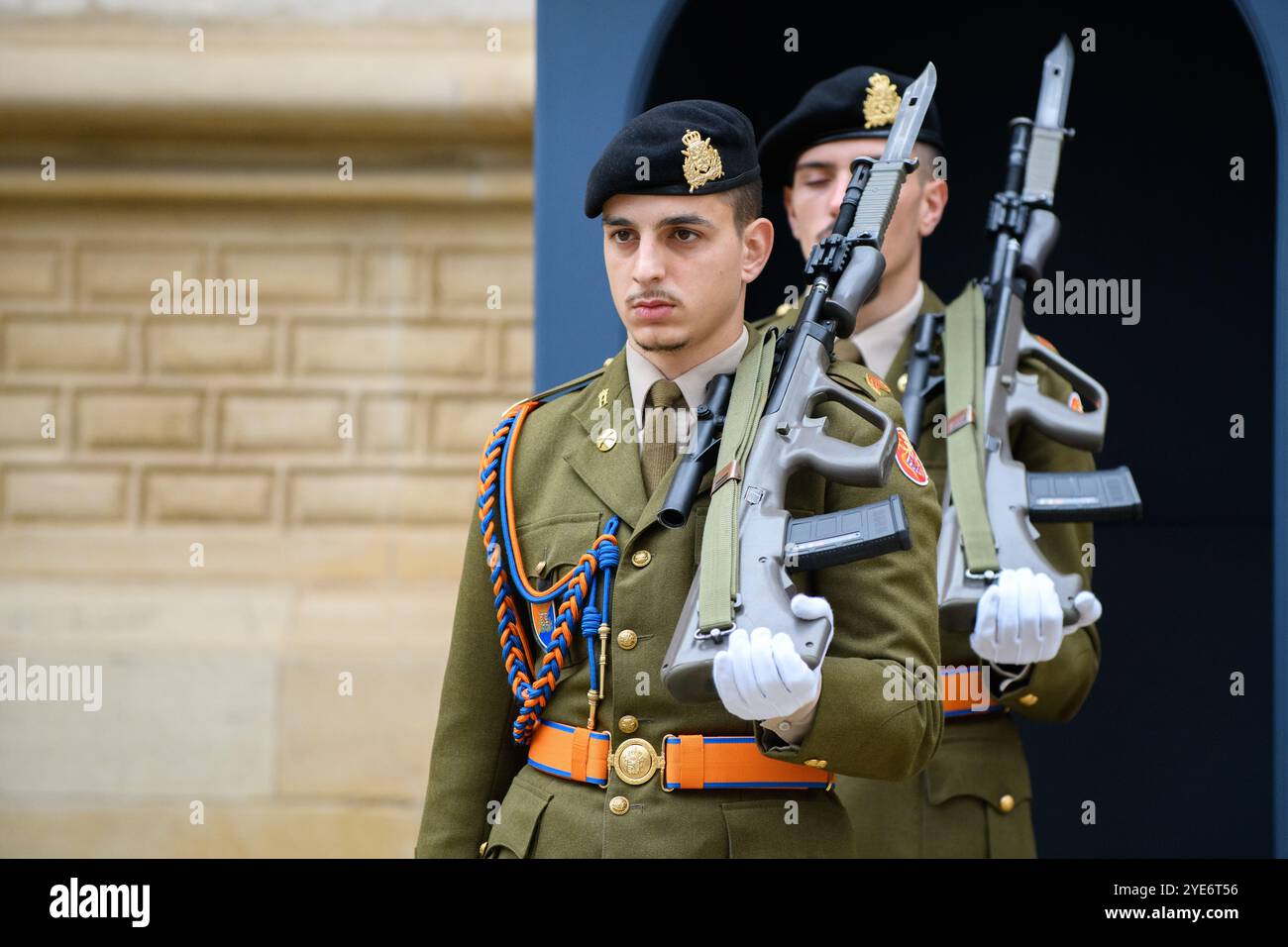 La garde devant le Palais grand-ducal, résidence officielle du Grand-Duc de Luxembourg. Banque D'Images