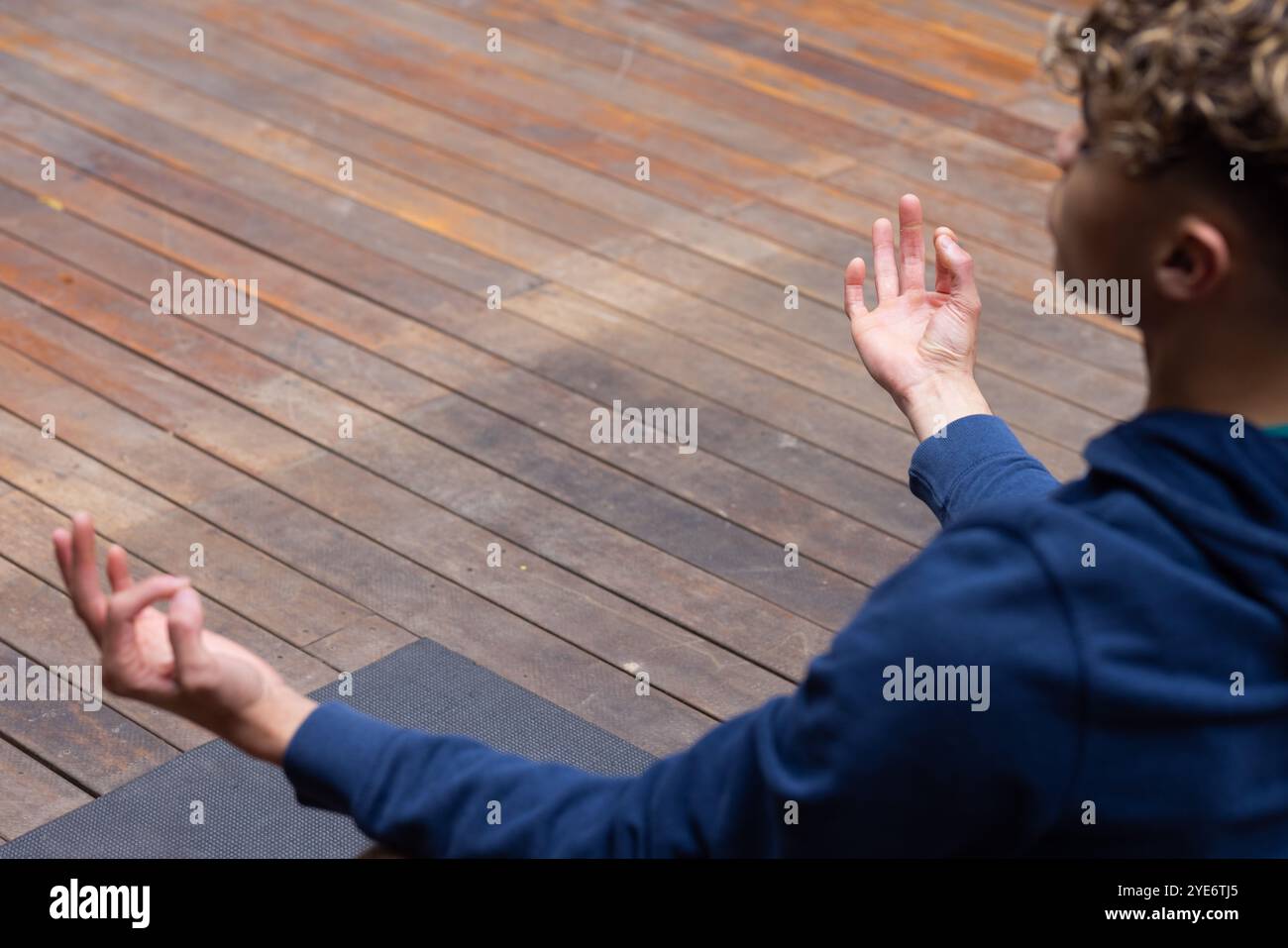 Pratiquer la méditation sur le pont en bois, jeune homme se concentrant sur la pleine conscience, espace de copie Banque D'Images