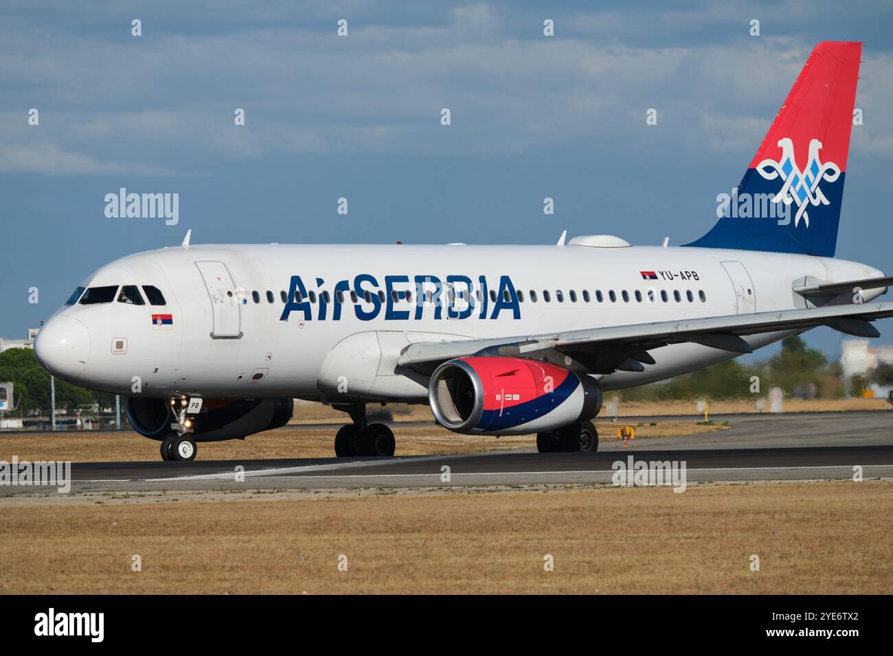 Airserbia Airbus A319-132 avion de passagers atterrissant à l'aéroport Humberto Delgado de Lisbonne Banque D'Images