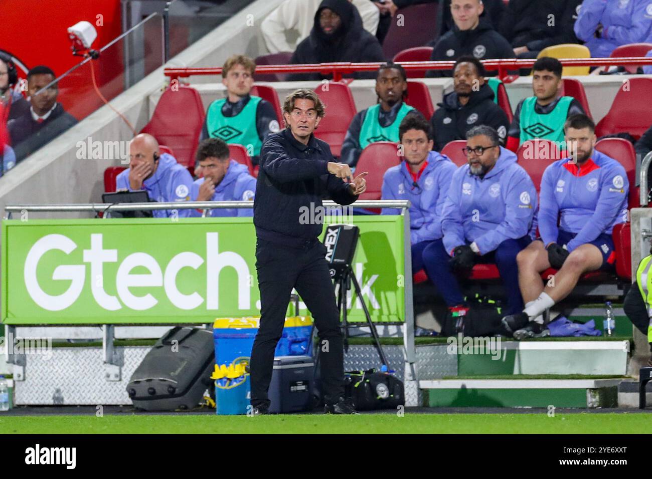 Thomas Frank, manager de Brentford, gestes lors du match Brentford FC v Sheffield mercredi FC Carabao Cup Round of 16 au Gtech Community Stadium, Londres, Angleterre, Royaume-Uni le 29 octobre 2024 crédit : Every second Media/Alamy Live News Banque D'Images