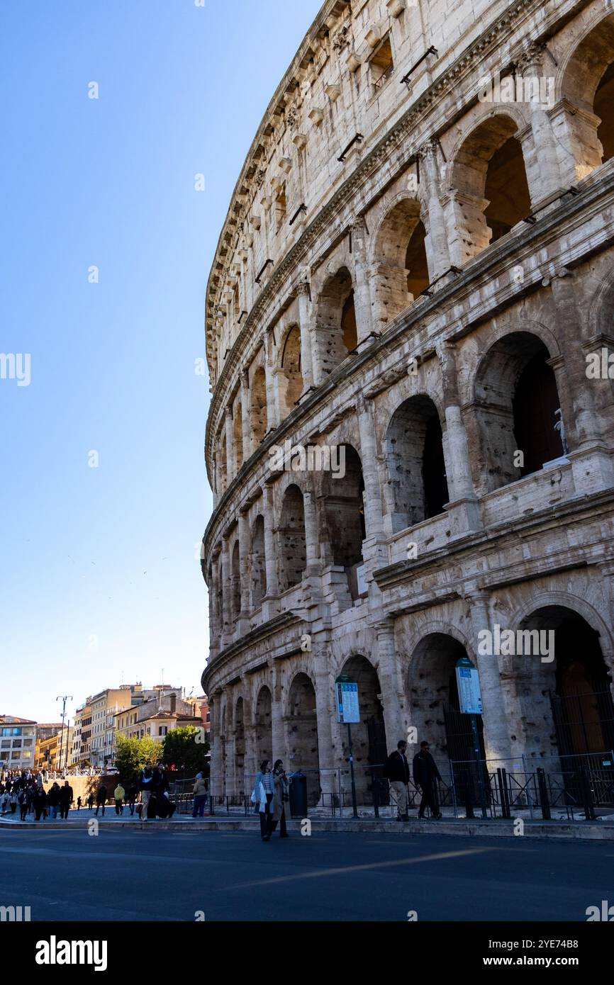 Vue du Colisée (Anfiteatro Flavio) à rome pendant le coucher du soleil dans une journée ensoleillée à Rome Banque D'Images