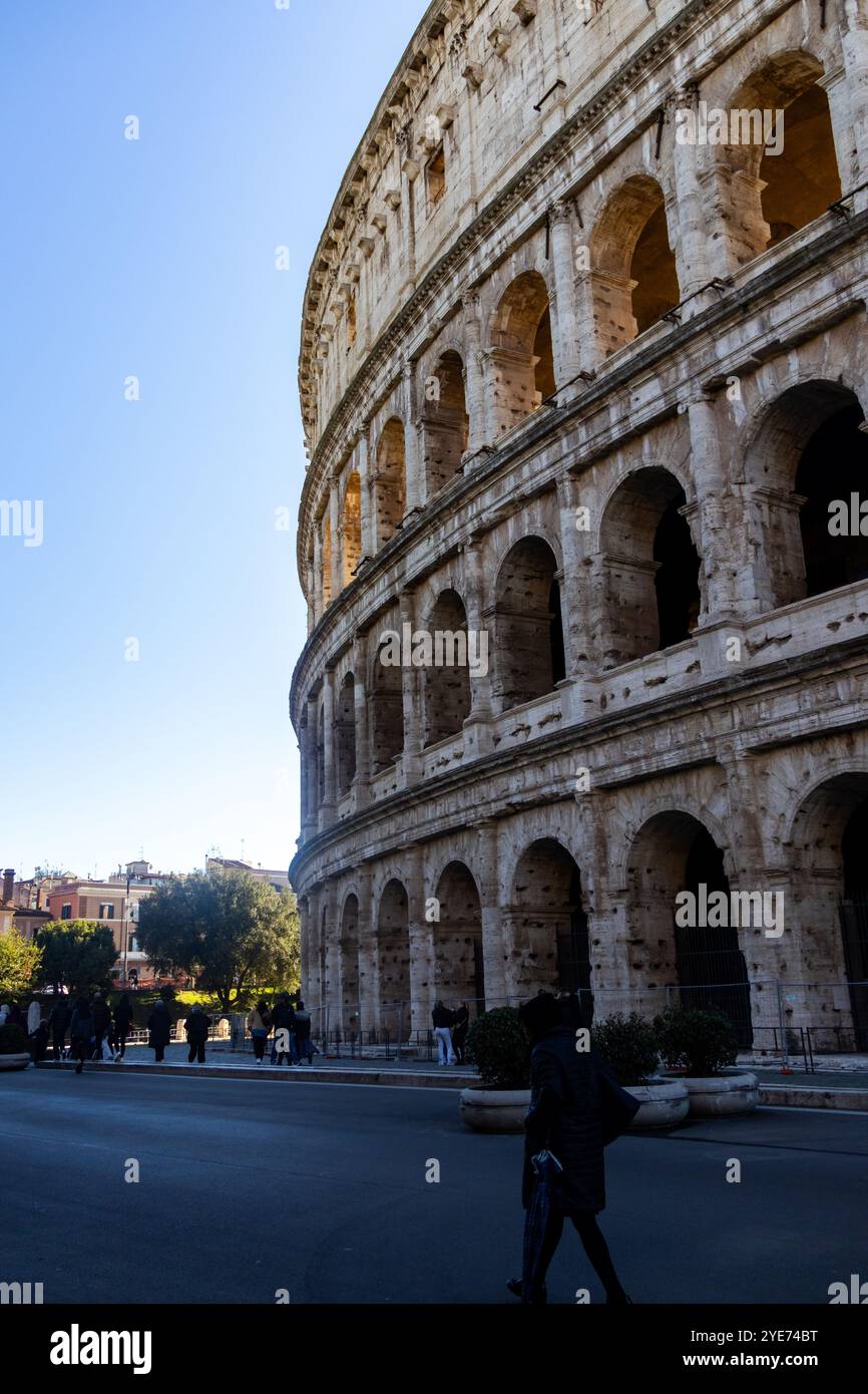 Vue du Colisée (Anfiteatro Flavio) à rome pendant le coucher du soleil dans une journée ensoleillée à Rome Banque D'Images