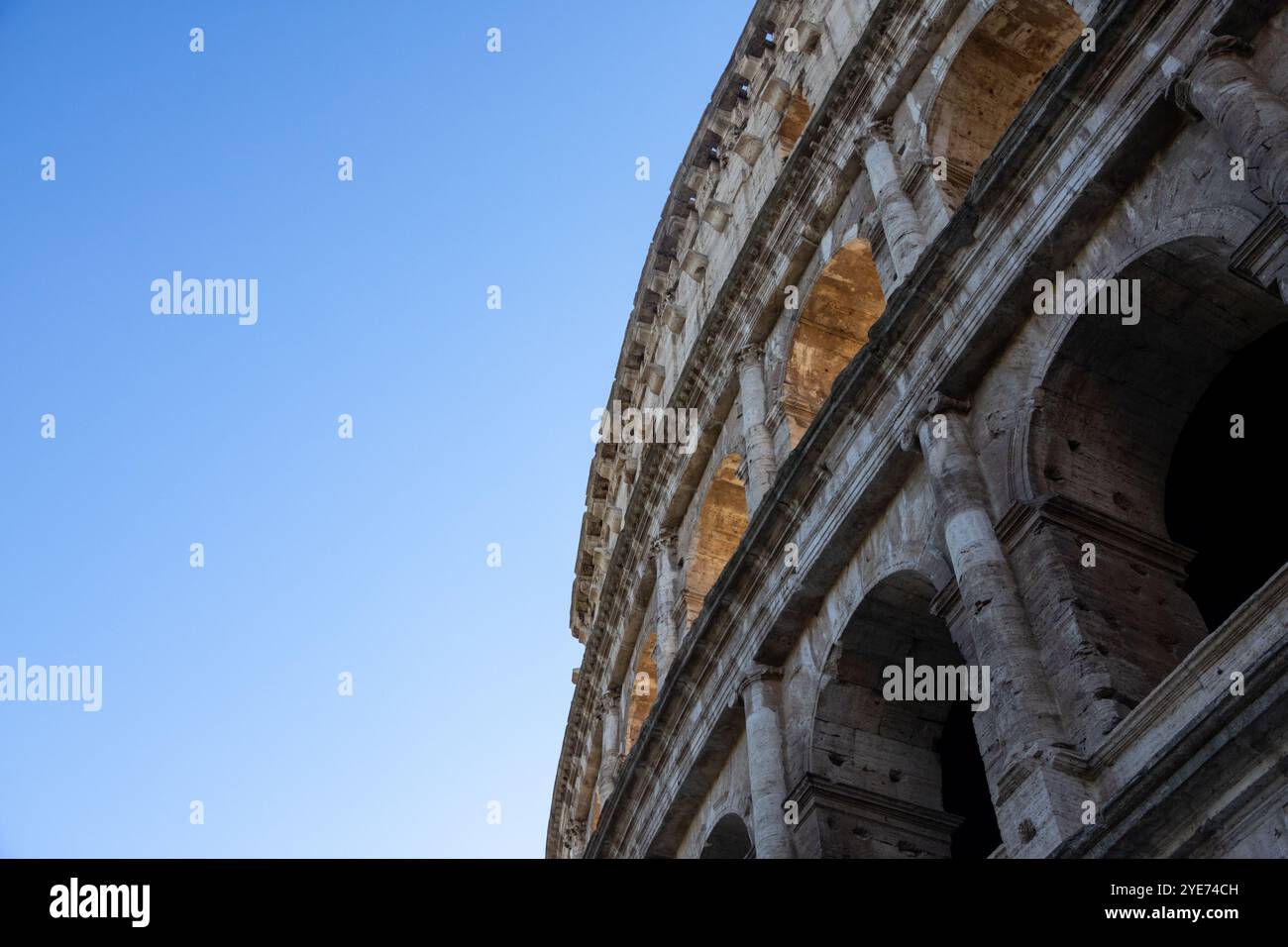 Vue du Colisée (Anfiteatro Flavio) à rome pendant le coucher du soleil dans une journée ensoleillée à Rome Banque D'Images