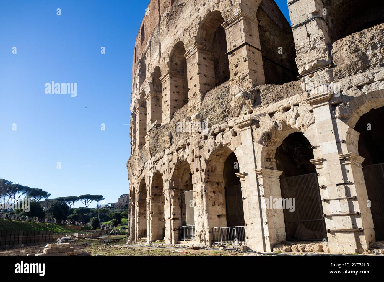 Vue du Colisée (Anfiteatro Flavio) à rome pendant le coucher du soleil dans une journée ensoleillée à Rome Banque D'Images