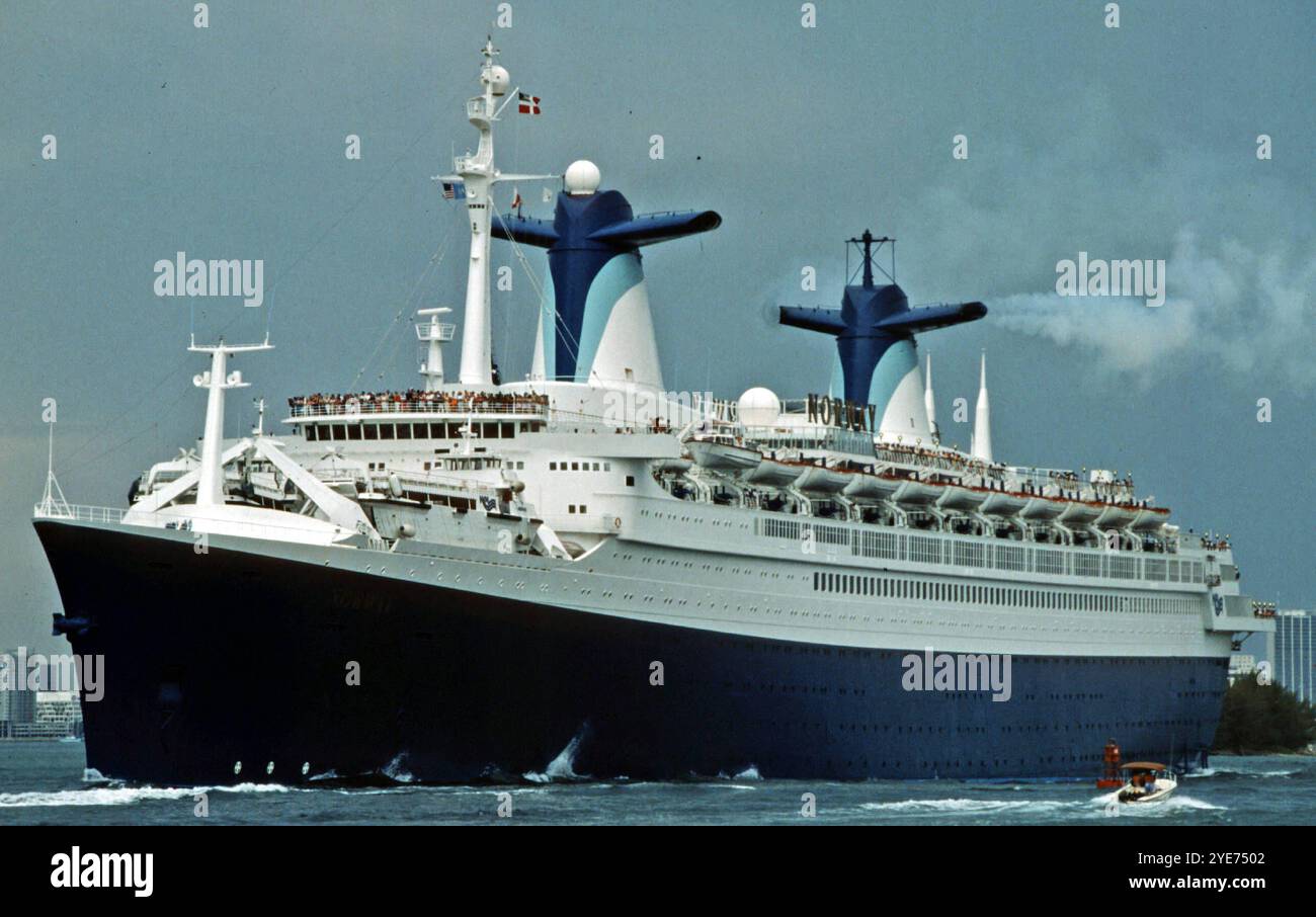 Symbolbild Die SS Norway ehemals SS France auf dem offenen Meer, ein majestÅ tisches Kreuzfahrtschiff mit markanten blauen Doppelschornsteinen und eleganter weiÂß-blauer Lackierung, reprÅ sentiert das goldene Zeitalter des Transatlantikverkehrs und die frÅhen Jahre des modernen Kreuzfahrttourismus *** image symbolique le SS Norway anciennement SS France en mer en mer, un navire bleu et bleu de croisière représente l'âge d'or du voyage transatlantique et les premières années du tourisme de croisière moderne Copyright : xHans-JÅrgenxAmbergx Banque D'Images