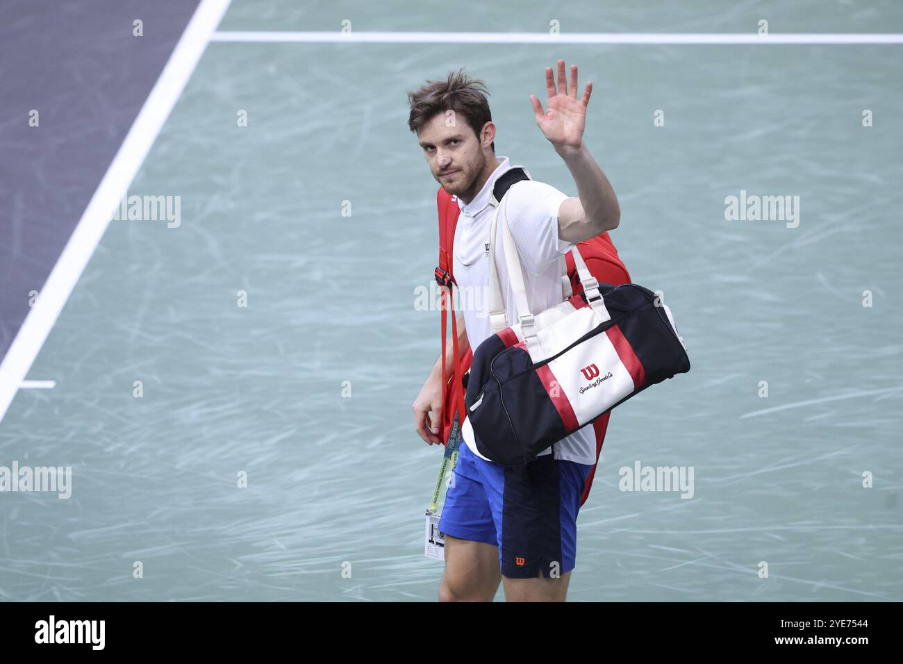 Nicolas Jarry, du Chili, rend hommage aux fans lors de la deuxième journée du Rolex Paris Masters 2024, un tournoi de tennis ATP Masters 1000 qui se tiendra le 29 octobre 2024 à Accor Arena à Paris, France Banque D'Images