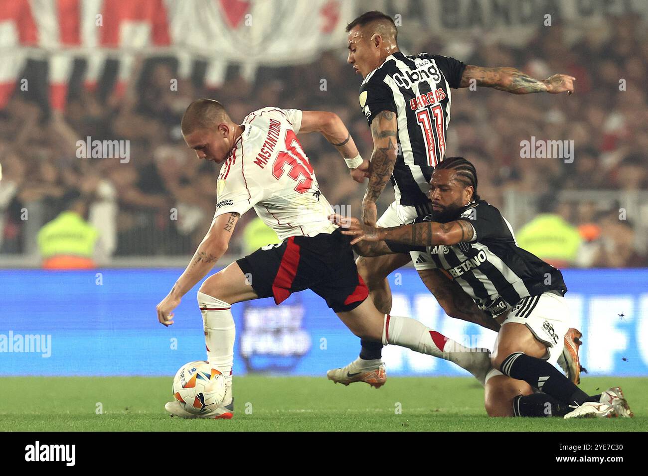 Le milieu argentin de River plate Franco Mastantuono (l) contrôle le ballon devant l'attaquant Mineiro Otavio (l) et l'attaquant Vargas (C-back) de l'Atlético lors du match de deuxième manche de la CONMEBOL Copa Libertadores, au stade El Monumental de Buenos Aires, le 29 octobre 2024. Banque D'Images