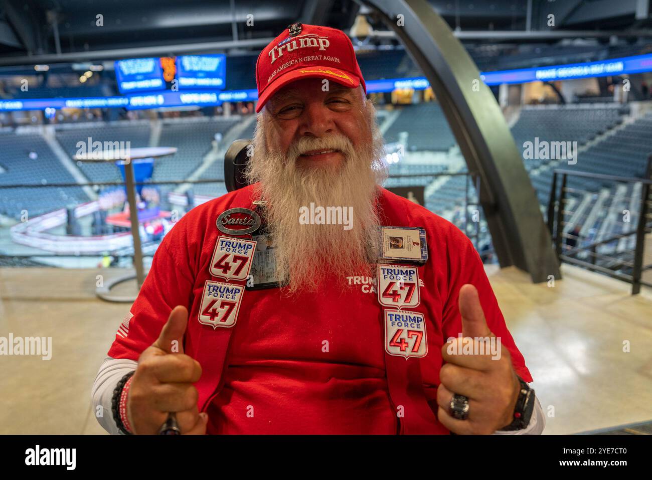 Un partisan de Trump montre sa loyauté. L'ancien président et candidat républicain à la présidence en 2024 assiste à un rassemblement au Pavillon McCamish sur la c Banque D'Images