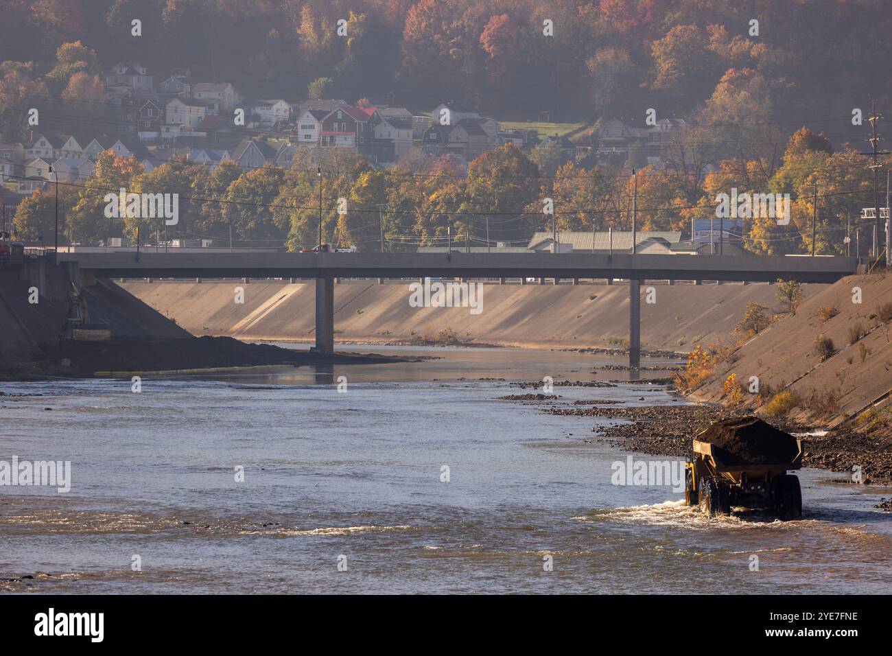 Un camion à benne basculante de l’entrepreneur du district de Pittsburgh du corps of Engineers des États-Unis transporte une charge de sédiments de la rivière Conemaugh pour dégager le Johnstown Banque D'Images