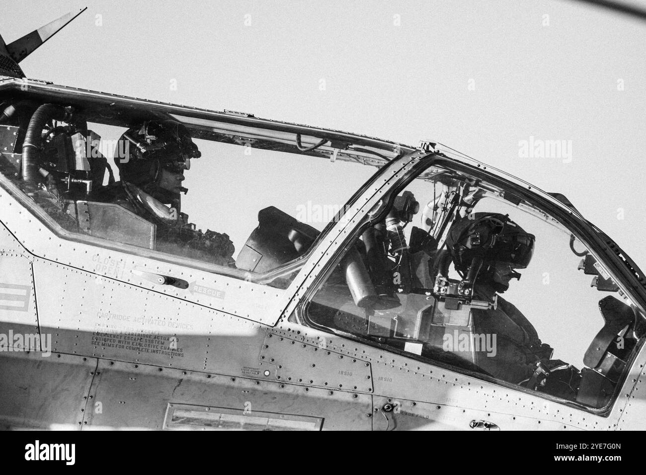 Les pilotes du corps des Marines des États-Unis avec le Marine Light Attack Helicopter Squadron (HMLA) 169, Marine Aircraft Group 39, 3rd Marine Aircraft Wing, exploitent un U.S. M Banque D'Images