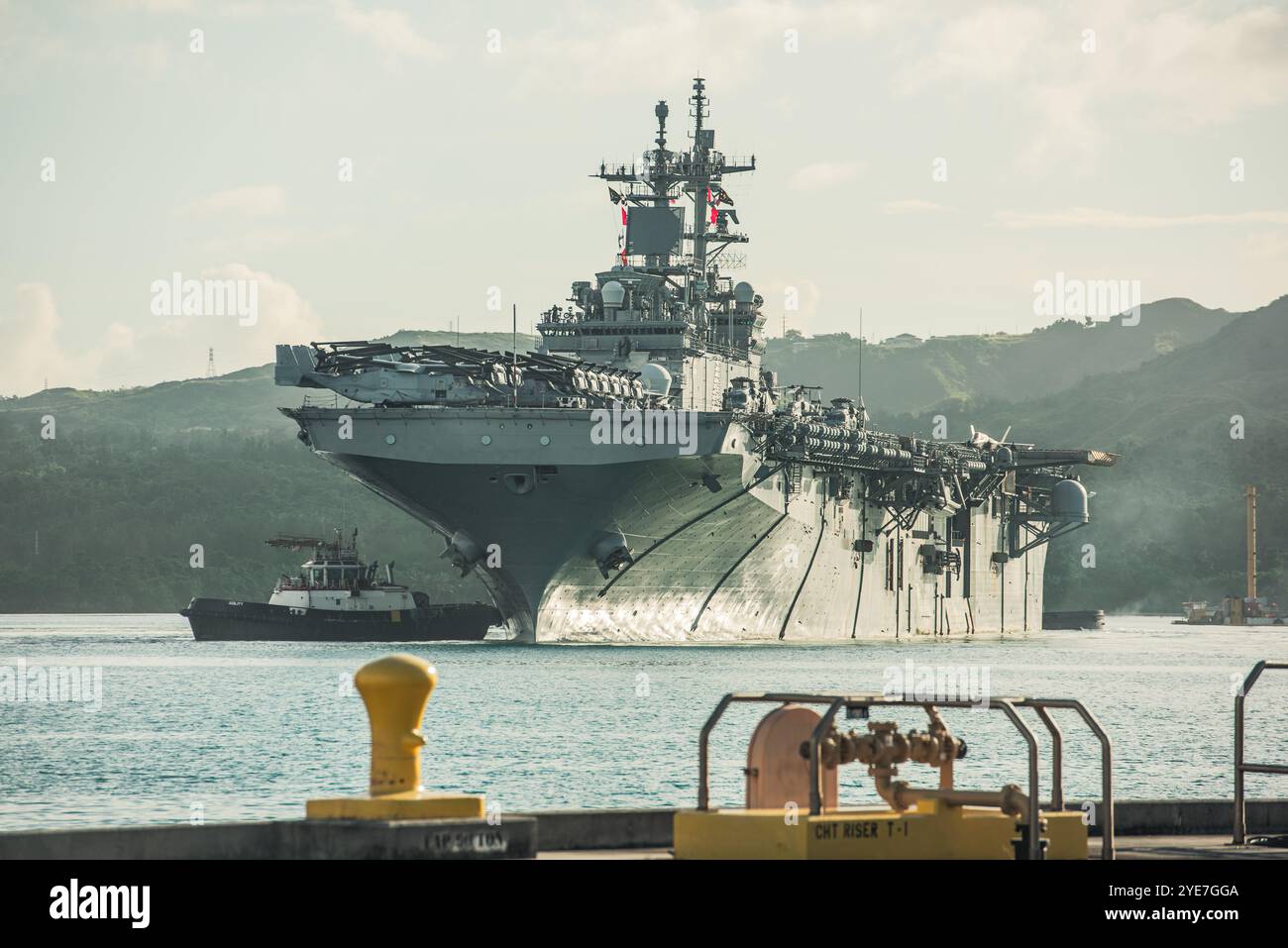 PORT d'Apra, Guam (30 octobre 2024) — le navire d'assaut amphibie de classe Wasp USS Boxer (LHD 4) est arrivé à Guam pour une visite prévue au port, octobre 30. Boxer an Banque D'Images