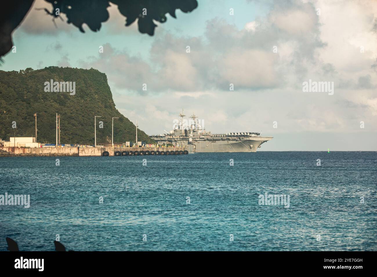 PORT d'Apra, Guam (30 octobre 2024) — le navire d'assaut amphibie de classe Wasp USS Boxer (LHD 4) est arrivé à Guam pour une visite prévue au port, octobre 30. Boxer an Banque D'Images