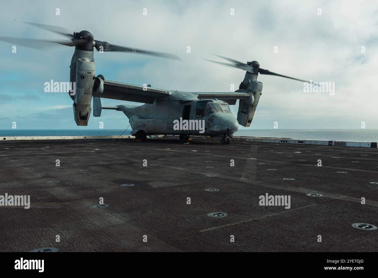 Un MV-22B Osprey du corps des Marines des États-Unis affecté au Marine Medium Tiltrotor Squadron (VMM) 163, Marine Aircraft Group 16, 3rd Marine Aircraft Wing, atterrit Banque D'Images