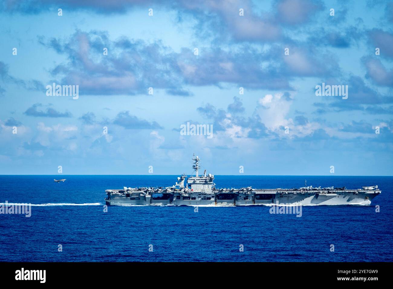 Un F-35C Lightning II, attaché à l’Argonauts of Strike Fighter Squadron (VFA) 147, s’approche du premier avion déployé vers l’avant de la 7e flotte américaine Banque D'Images