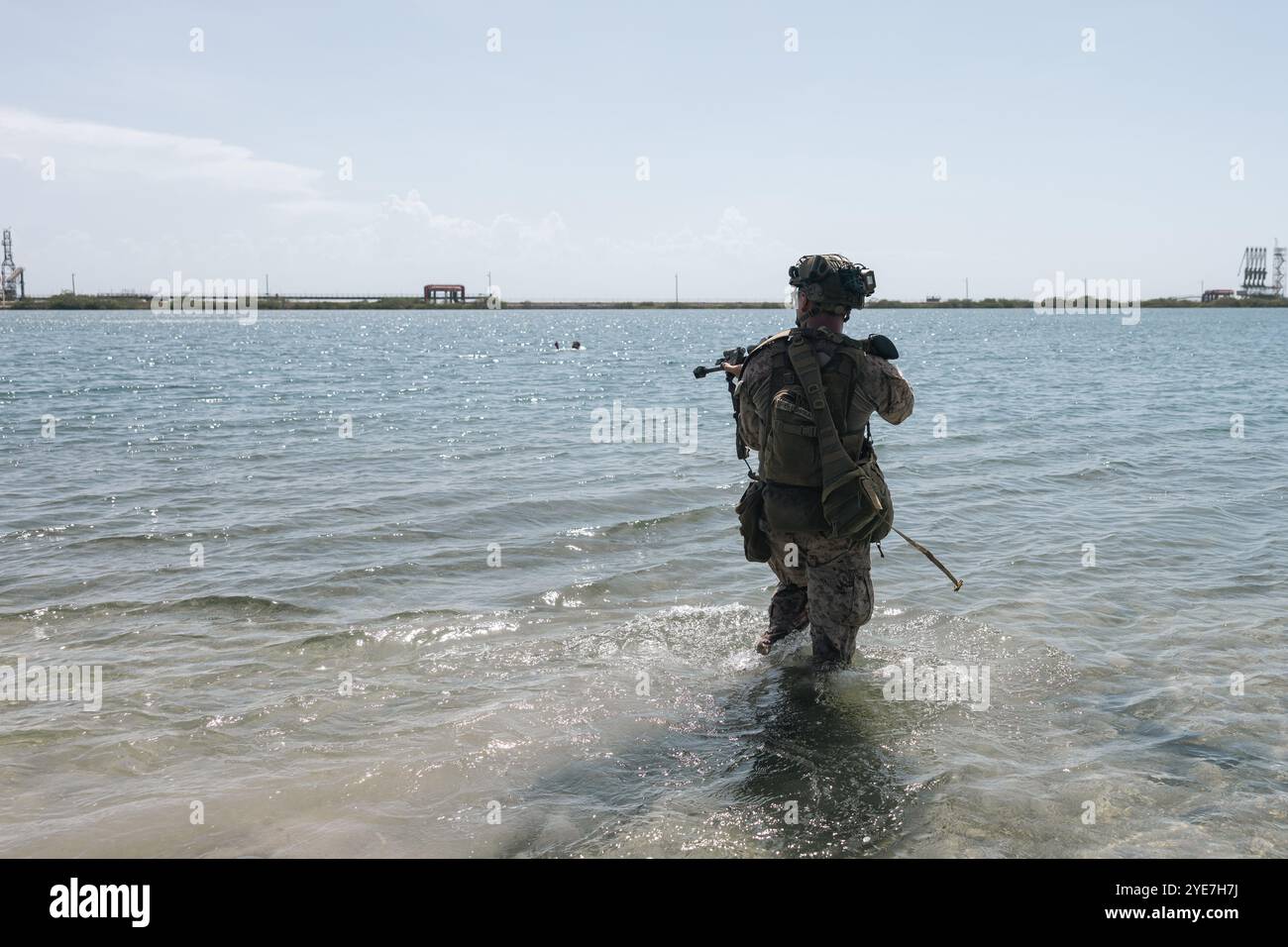 Le Cpl Bryson Houze du corps des Marines des États-Unis, un fusilier d'infanterie de la Golf Company, 2e bataillon, 2e régiment de Marines, 2e division des Marines, repère un suspect Banque D'Images