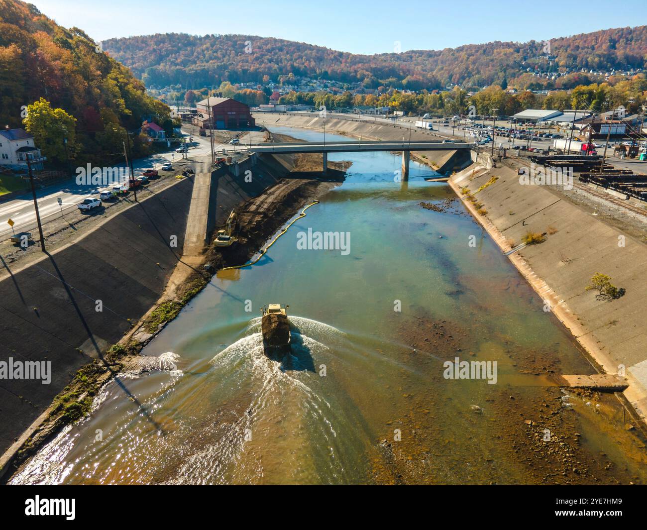 Un camion à benne basculante de l’entrepreneur du district de Pittsburgh du corps of Engineers des États-Unis transporte une charge de sédiments de la rivière Conemaugh pour dégager le Johnstown Banque D'Images