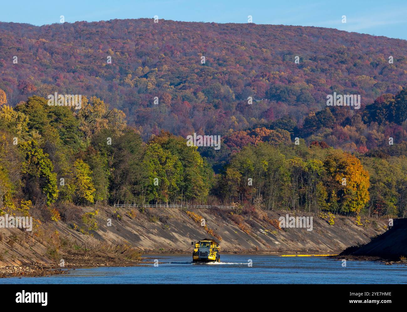 Un camion à benne basculante d’un entrepreneur pour le U.S. Army corps of Engineers District de Pittsburgh transporte une charge de sédiments de la rivière Conemaugh pour dégager le JO Banque D'Images