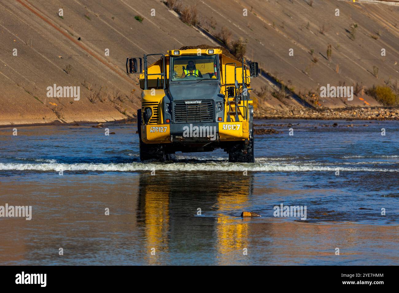 Un camion à benne basculante de l’entrepreneur du district de Pittsburgh du corps of Engineers des États-Unis transporte une charge de sédiments de la rivière Conemaugh pour dégager le Johnstown Banque D'Images