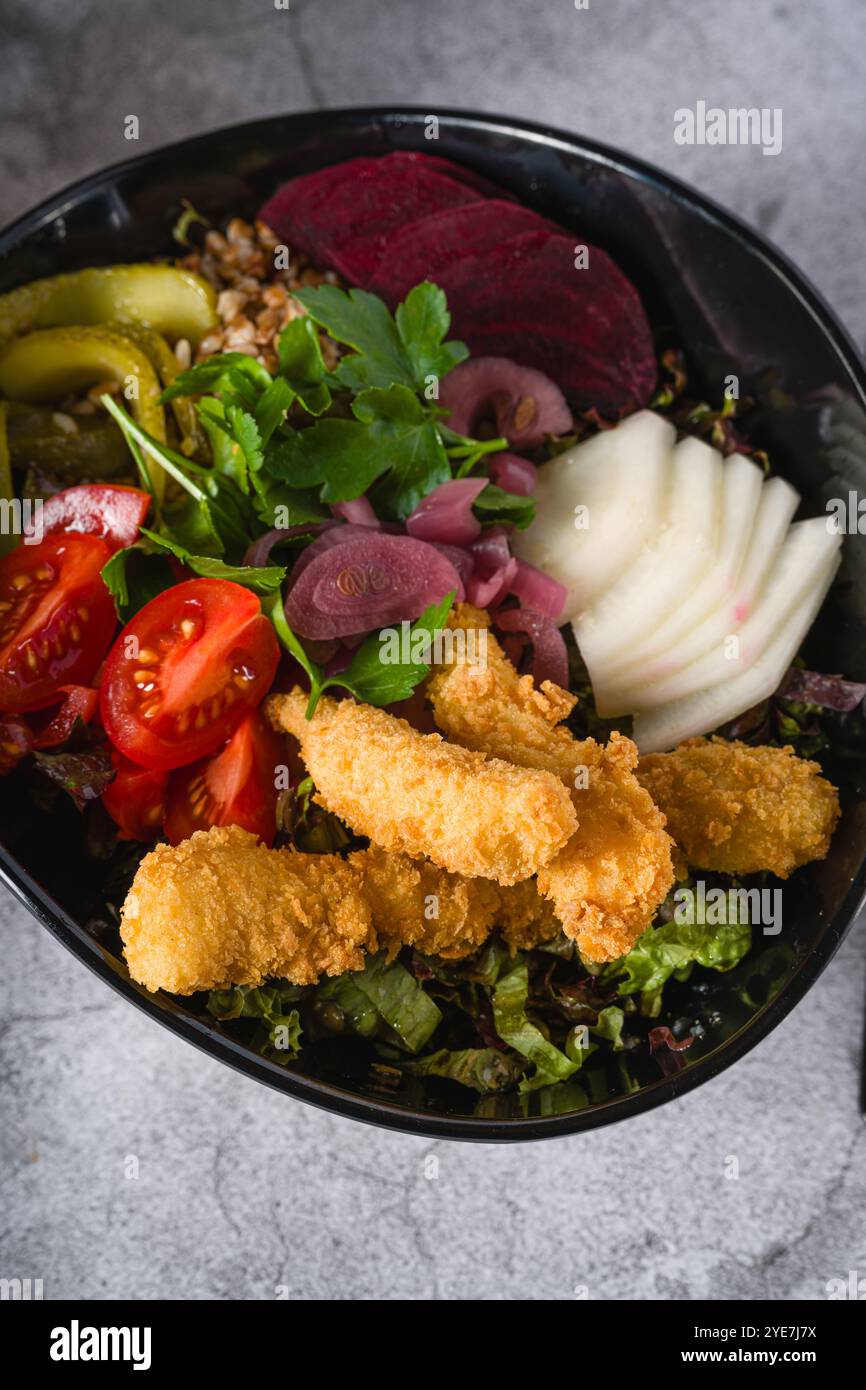 Salade de sarrasin avec câpres, crevettes tempura et cornichons. Concept d'alimentation saine Banque D'Images