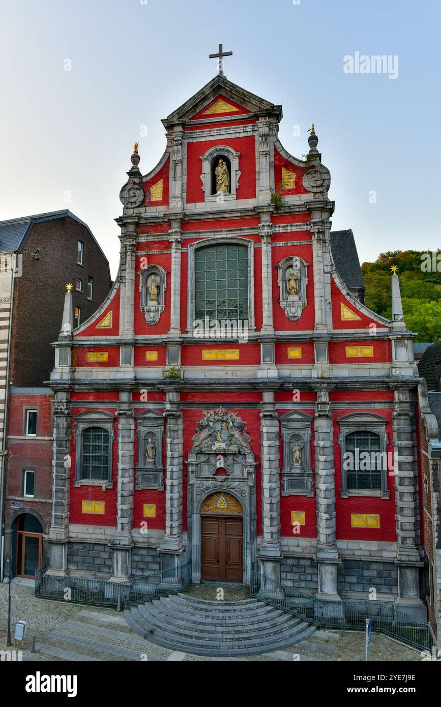 Superbe façade rouge de l'église notre-Dame de l'Immaculée conception photographiée depuis le grenier dans un hôtel de l'autre côté de la rue à Liège, en Belgique Banque D'Images