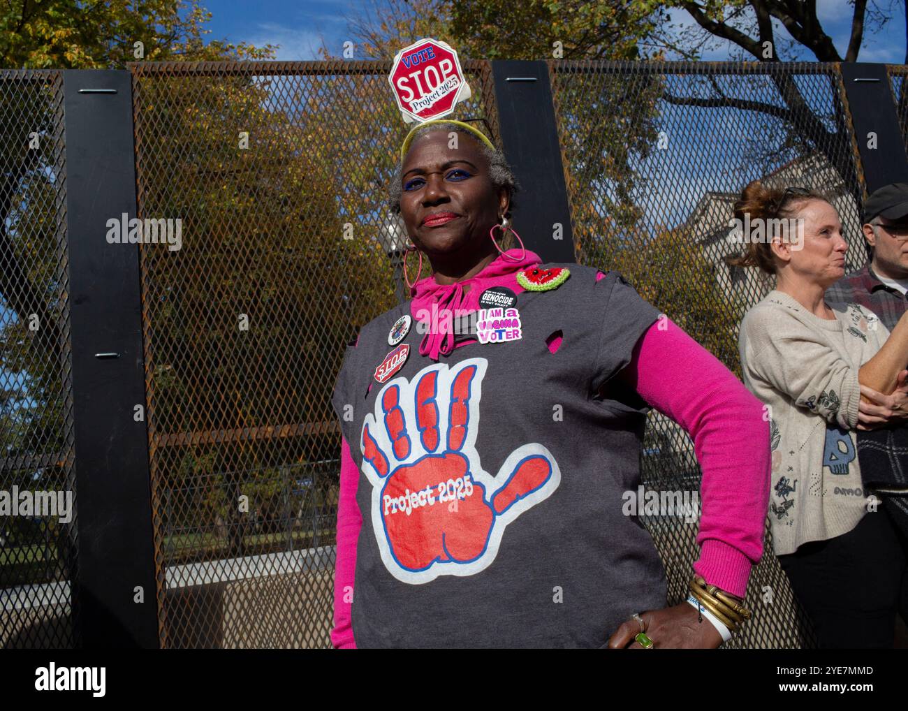 Washington, États-Unis. 29 octobre 2024. L'activiste Nadine Seiler portant un bandeau et un T-shirt avec Stop Project 2025, écrit dessus, se tient près de la Maison Blanche alors qu'elle se joignait à un rassemblement de campagne démocrate à Washington DC le 29 octobre 2024. Candidate démocrate à la présidence, la vice-présidente américaine Kamala Harris prend la parole lors d'un rassemblement de campagne sur l'ellipse à Washington, DC. Une semaine avant l'élection présidentielle américaine du 5 novembre. (Photo de Probal Rashid/Sipa USA) crédit : Sipa USA/Alamy Live News Banque D'Images