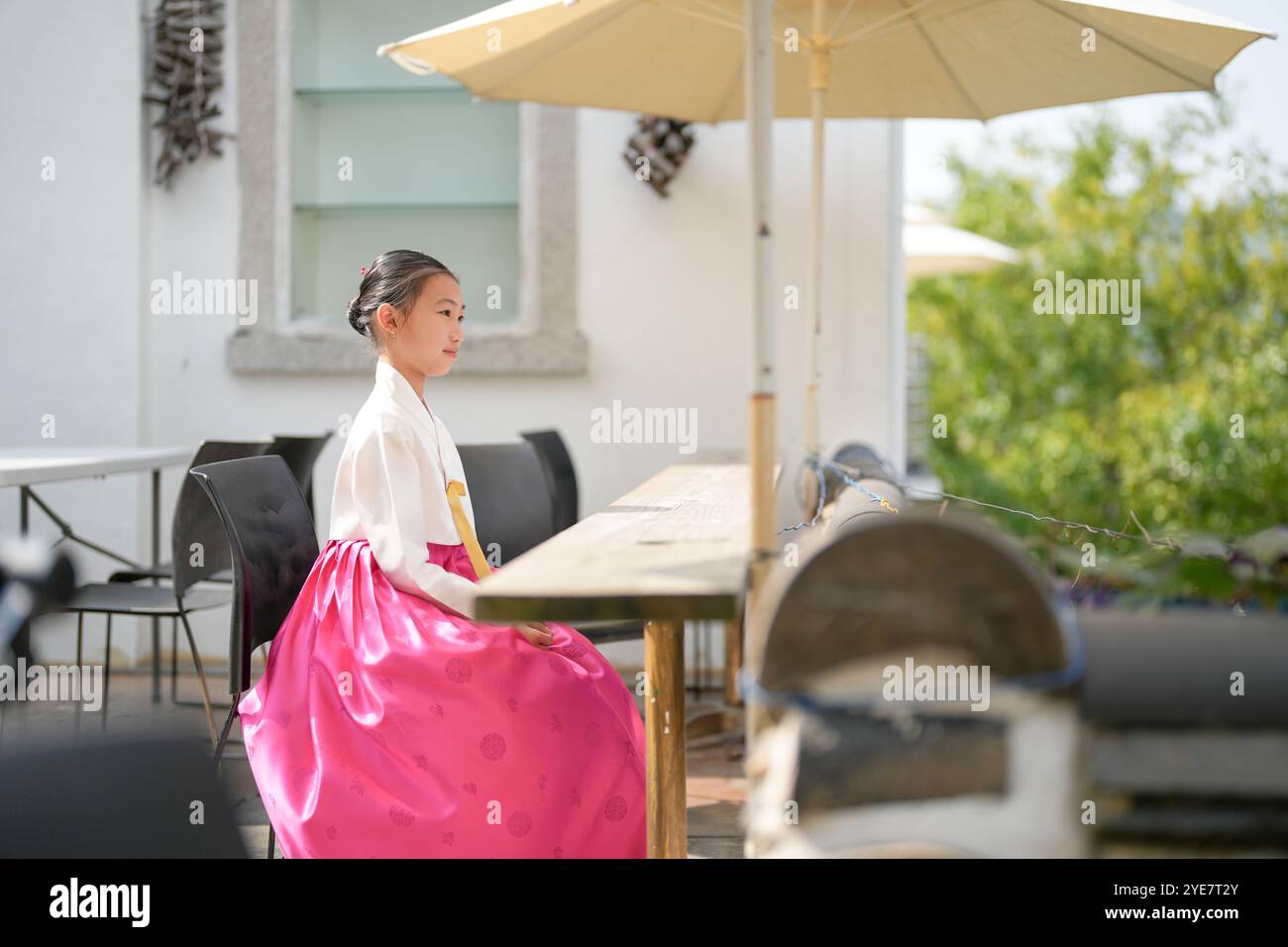 Une jeune coréenne de 9 ans portant un hanbok regarde un bâtiment traditionnel dans la ville historique de Gyedong-gil, district de Jongno, Séoul, Corée. Banque D'Images