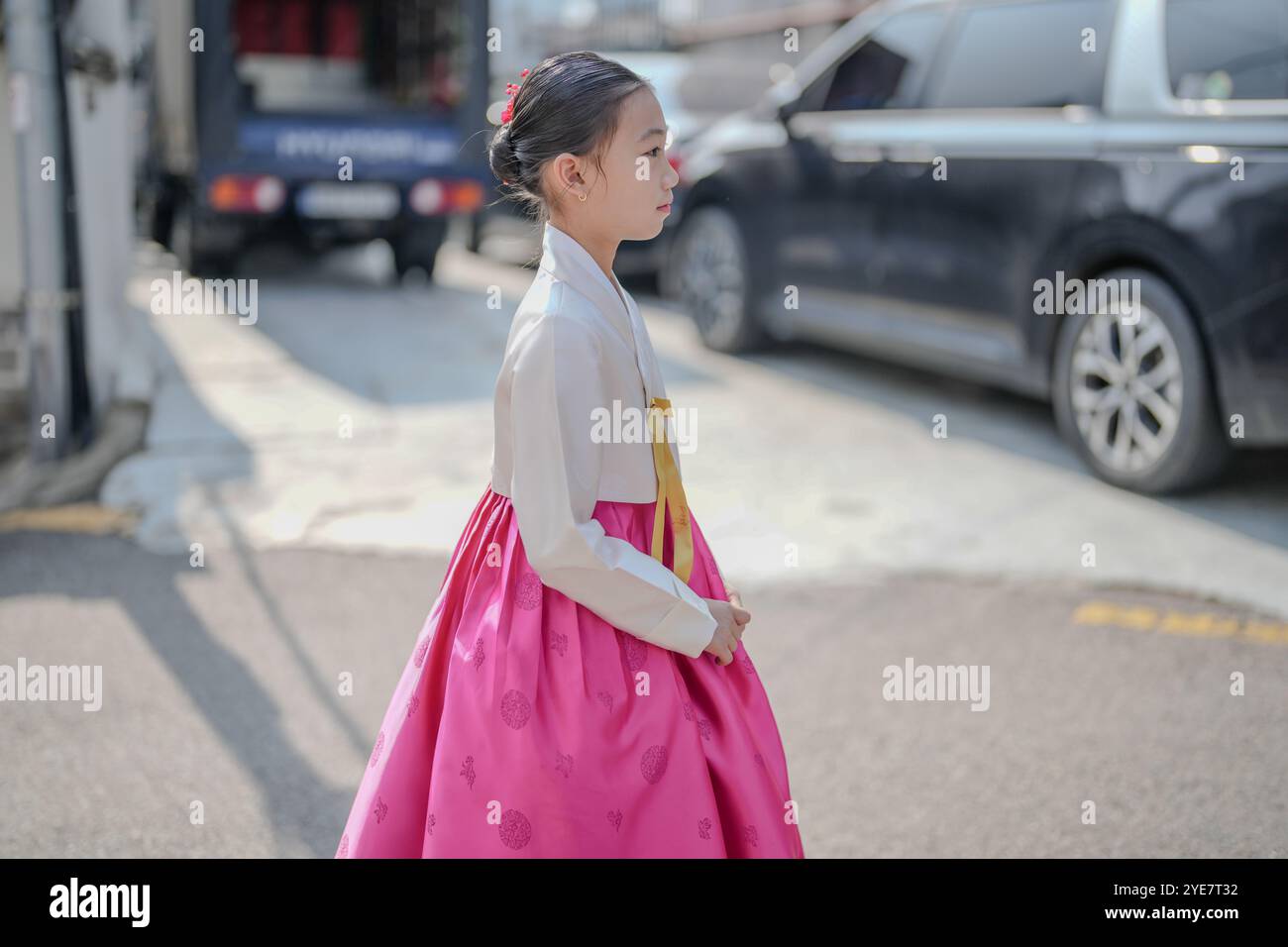 Une jeune coréenne de 9 ans portant un hanbok se promène dans les rues historiques de Gyedong-gil, district de Jongno, Séoul, Corée. Banque D'Images