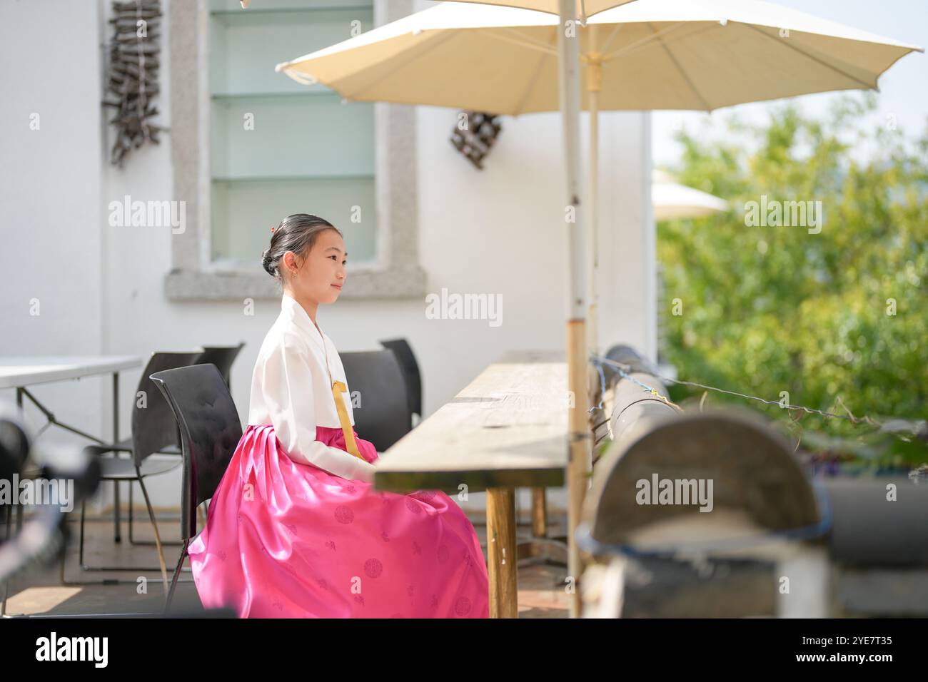 Une jeune coréenne de 9 ans portant un hanbok regarde un bâtiment traditionnel dans la ville historique de Gyedong-gil, district de Jongno, Séoul, Corée. Banque D'Images