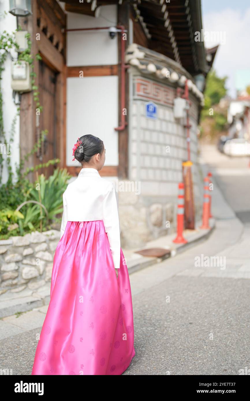 Une jeune coréenne de 9 ans portant un hanbok se promène dans les rues historiques de Gyedong-gil, district de Jongno, Séoul, Corée. Banque D'Images