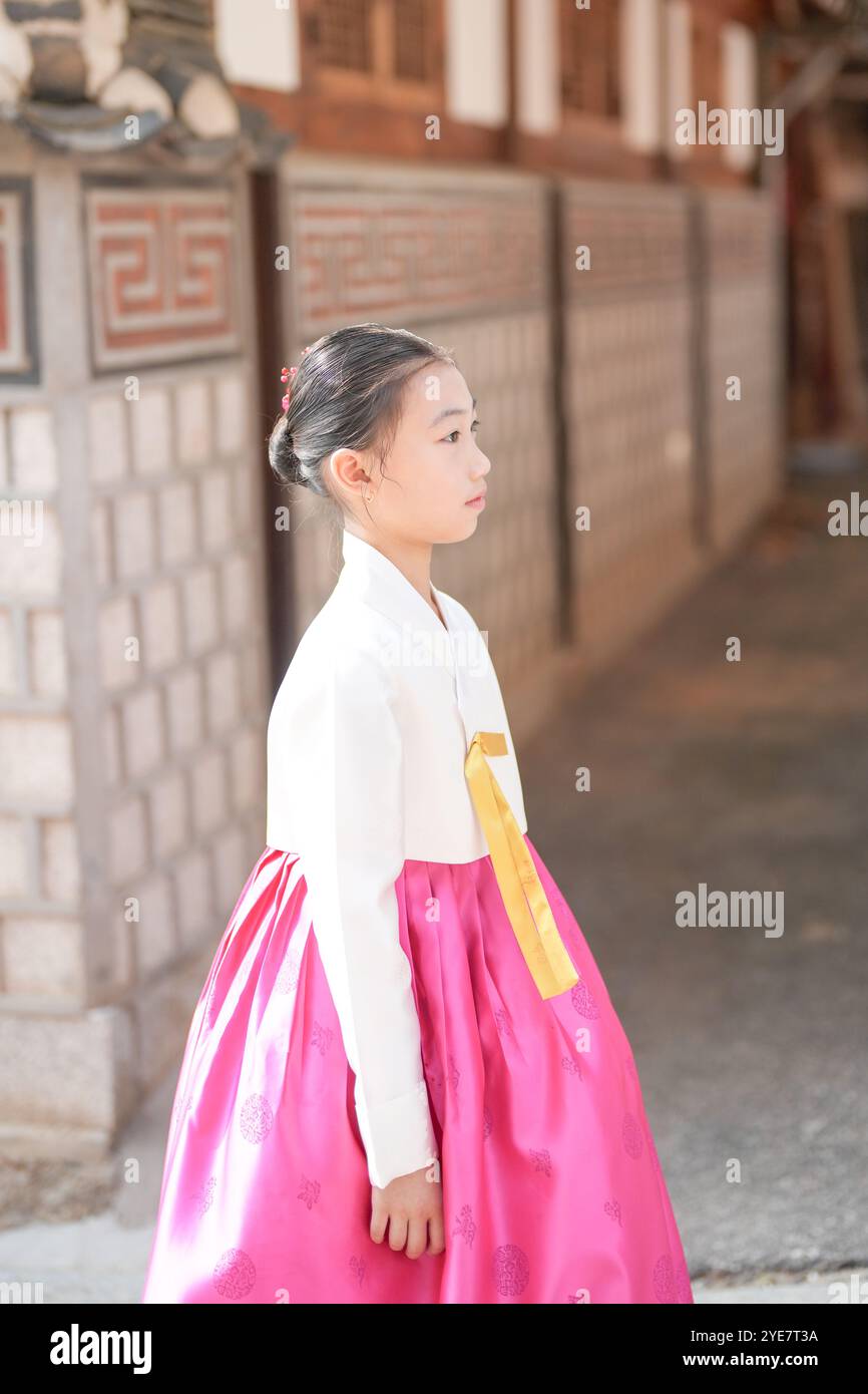 Une jeune coréenne de 9 ans portant un hanbok se promène dans les rues historiques de Gyedong-gil, district de Jongno, Séoul, Corée. Banque D'Images