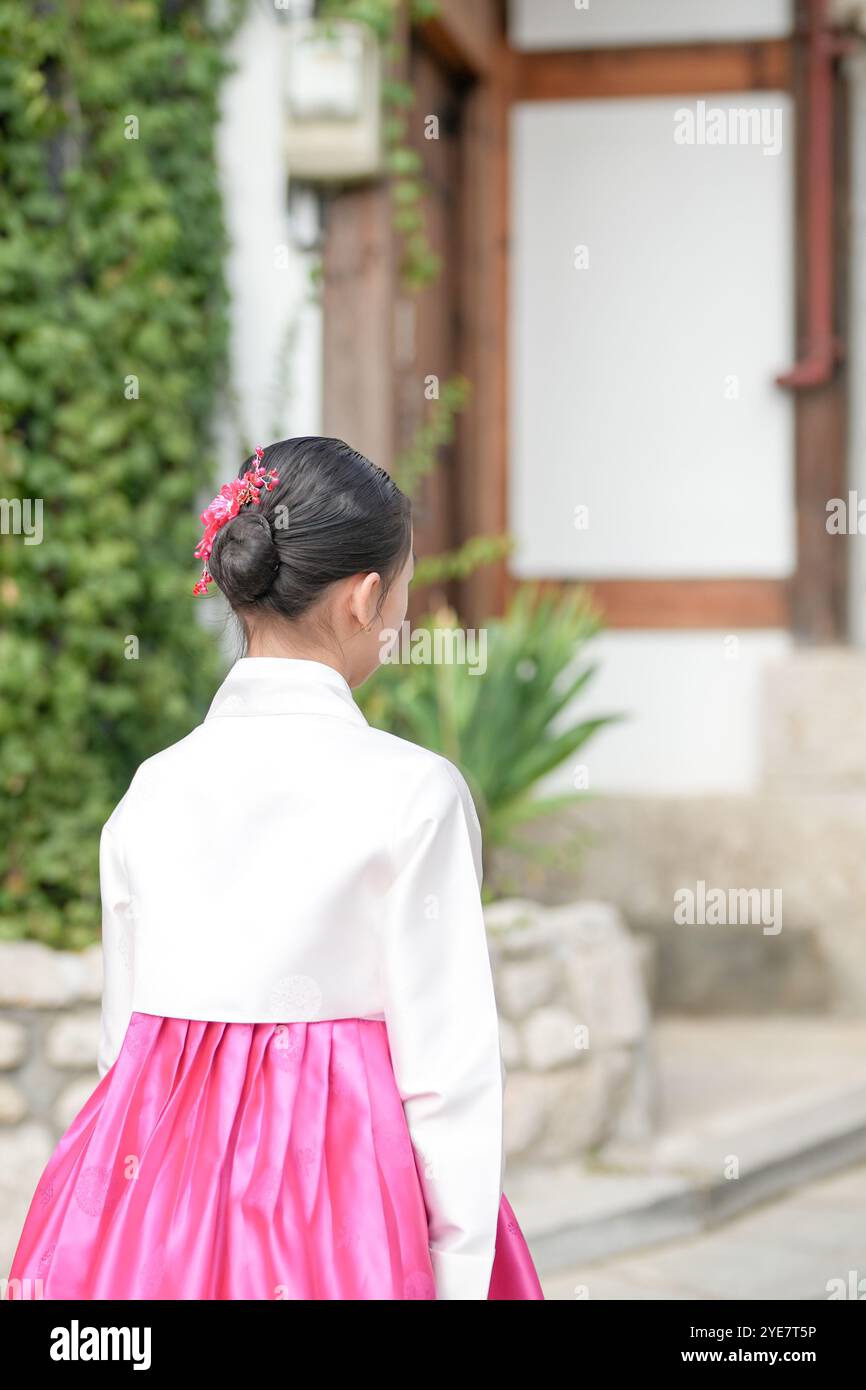 Une jeune coréenne de 9 ans portant un hanbok se promène dans les rues historiques de Gyedong-gil, district de Jongno, Séoul, Corée. Banque D'Images