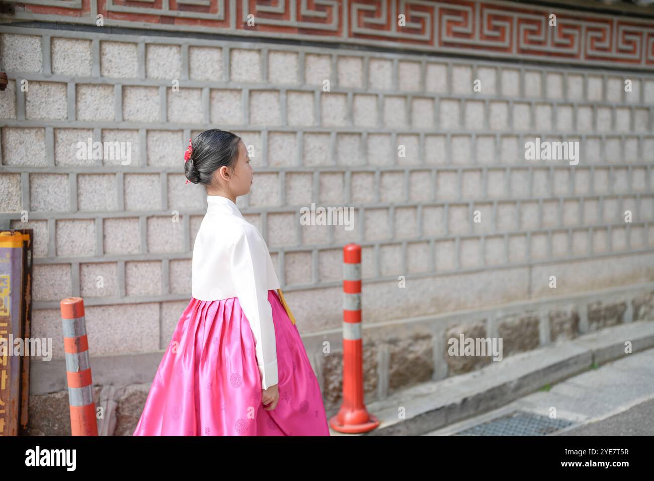 Une jeune coréenne de 9 ans portant un hanbok se promène dans les rues historiques de Gyedong-gil, district de Jongno, Séoul, Corée. Banque D'Images
