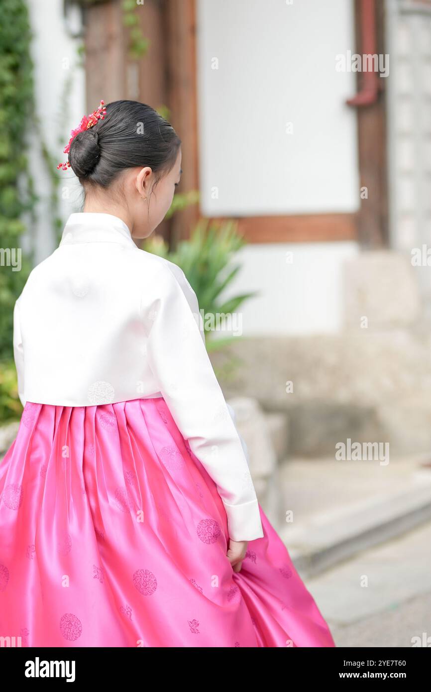 Une jeune coréenne de 9 ans portant un hanbok se promène dans les rues historiques de Gyedong-gil, district de Jongno, Séoul, Corée. Banque D'Images