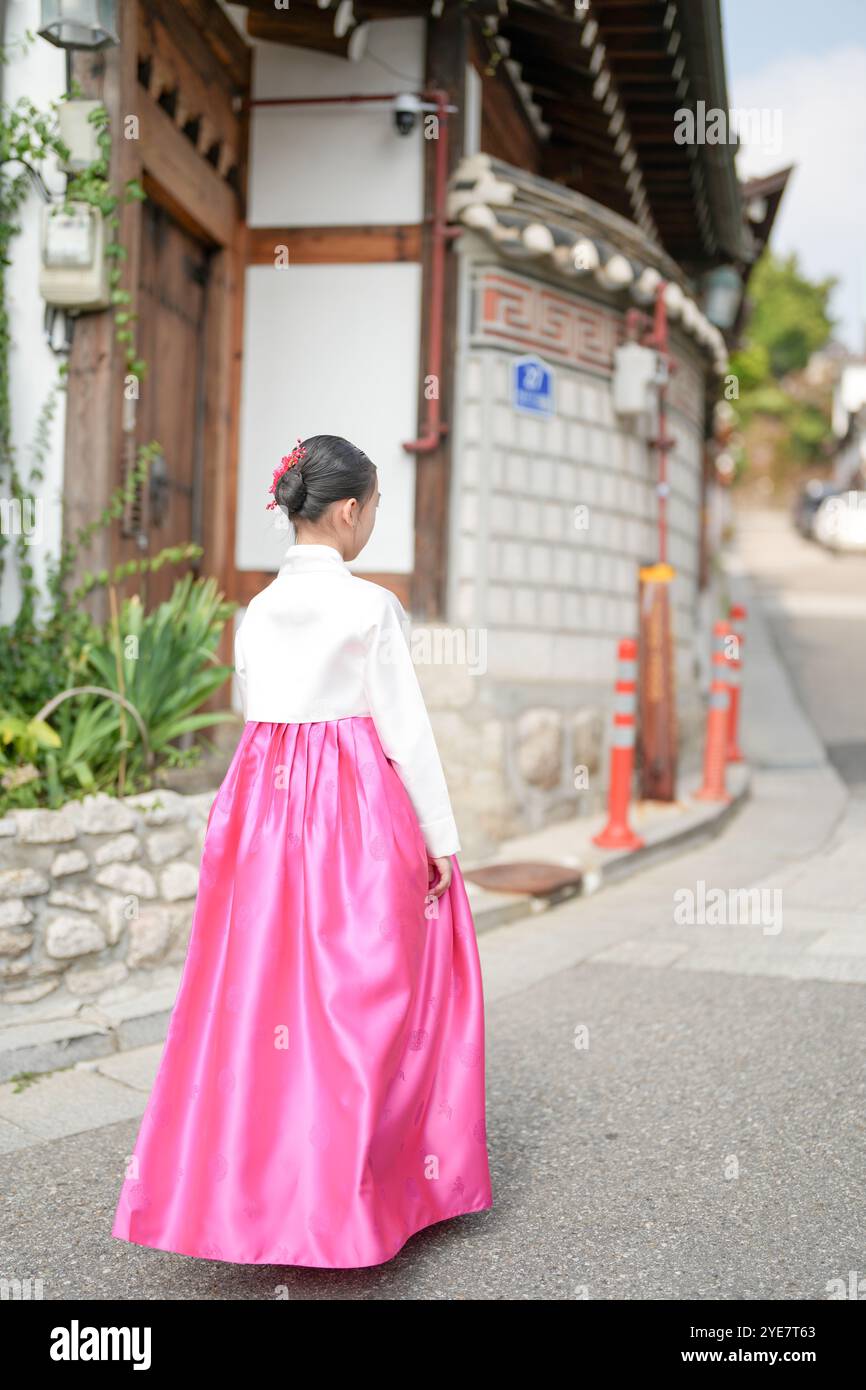 Une jeune coréenne de 9 ans portant un hanbok se promène dans les rues historiques de Gyedong-gil, district de Jongno, Séoul, Corée. Banque D'Images