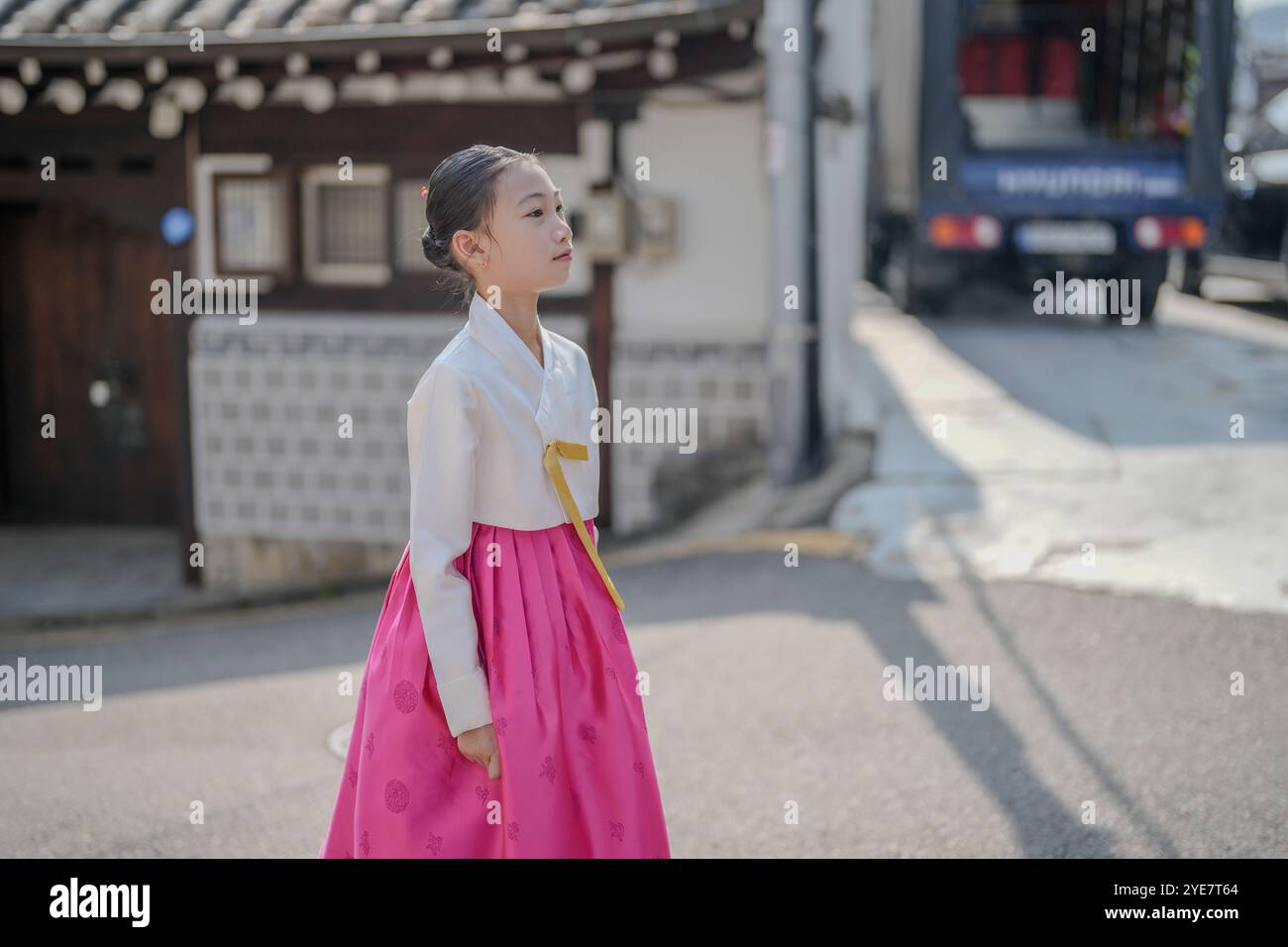 Une jeune coréenne de 9 ans portant un hanbok se promène dans les rues historiques de Gyedong-gil, district de Jongno, Séoul, Corée. Banque D'Images