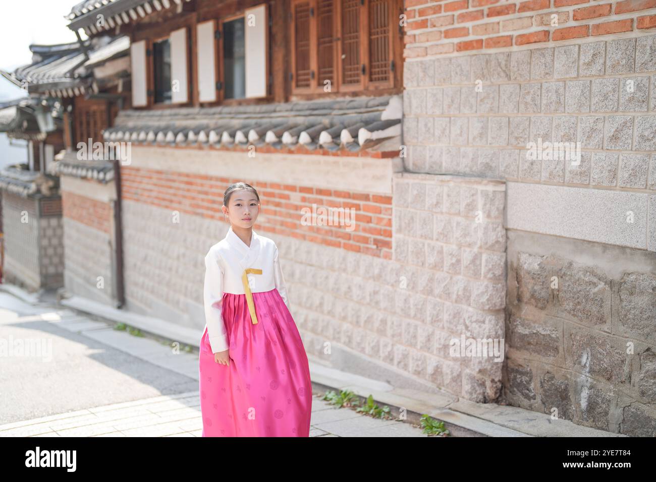 Une jeune coréenne de 9 ans portant un hanbok se promène dans les rues historiques de Gyedong-gil, district de Jongno, Séoul, Corée. Banque D'Images